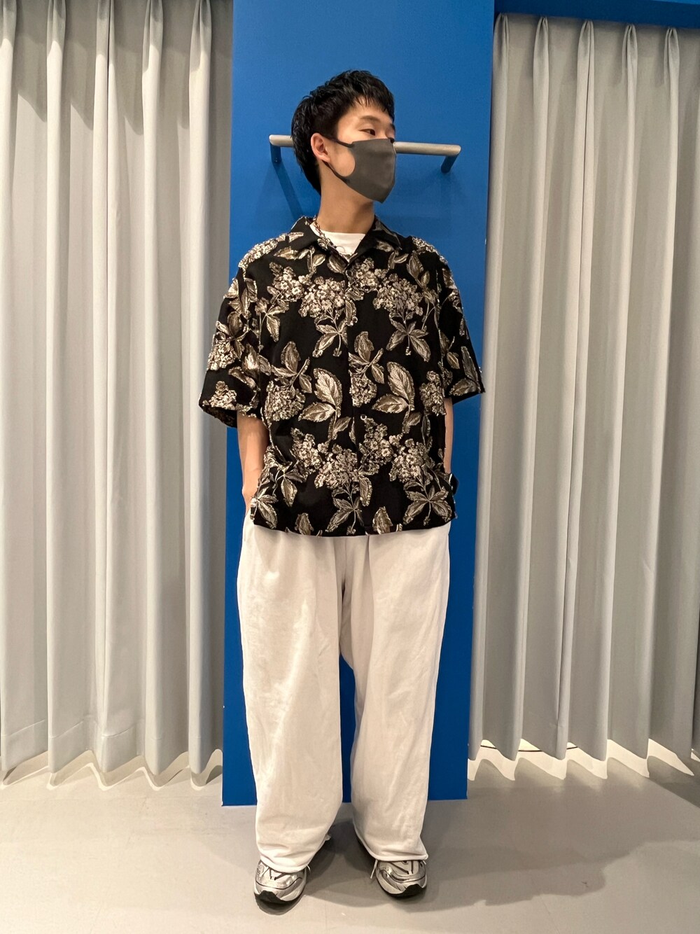 「LHP、lhplucuaosaka、ゆるコーデ、春服コーデ、メンズファッション、レイヤードスタイル、シャツスタイル、モノトーン、夏コーデ」｜「DANKE SCHONのDankeschon/ダンケシェーン/PulimuraCut JQ Shirts（シャツ/ブラウス、ブラック系）」を使った、RIKIKYAさん（メンズ・168cm）の春コーディネートの1枚目の写真
