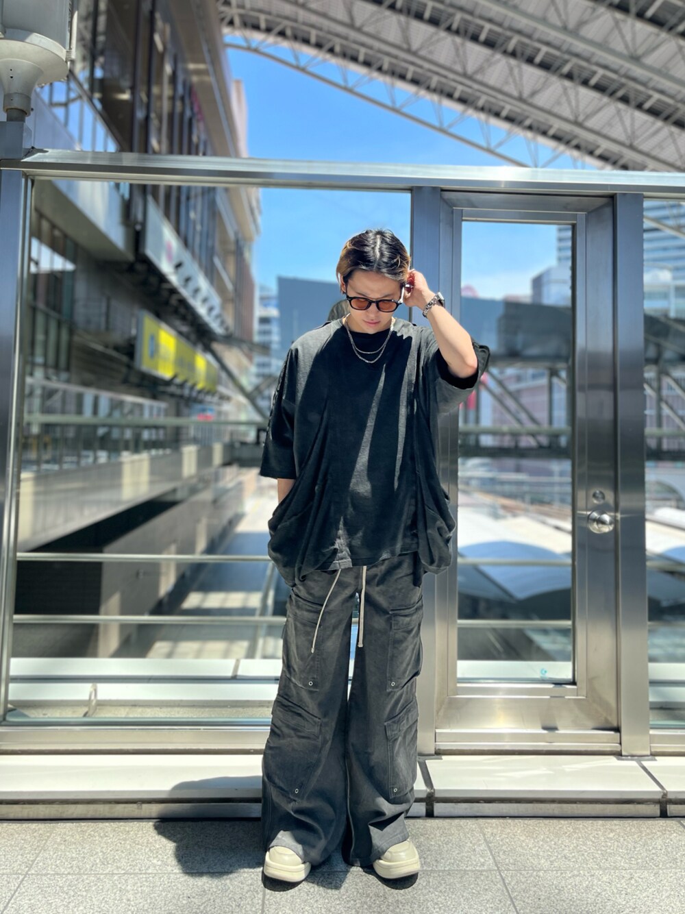 「LHP、lhplucuaosaka、韓国ファッション、テーマパークコーデ、夏コーデ、休日コーデ、大人コーデ、Tシャツ/カットソー」｜「WHITELANDのWHITELAND/ホワイトランド/カーゴポケットTシャツ（Tシャツ/カットソー、グレー系）」を使った、RIKIKYAさん（メンズ・168cm）の夏コーディネートの1枚目の写真