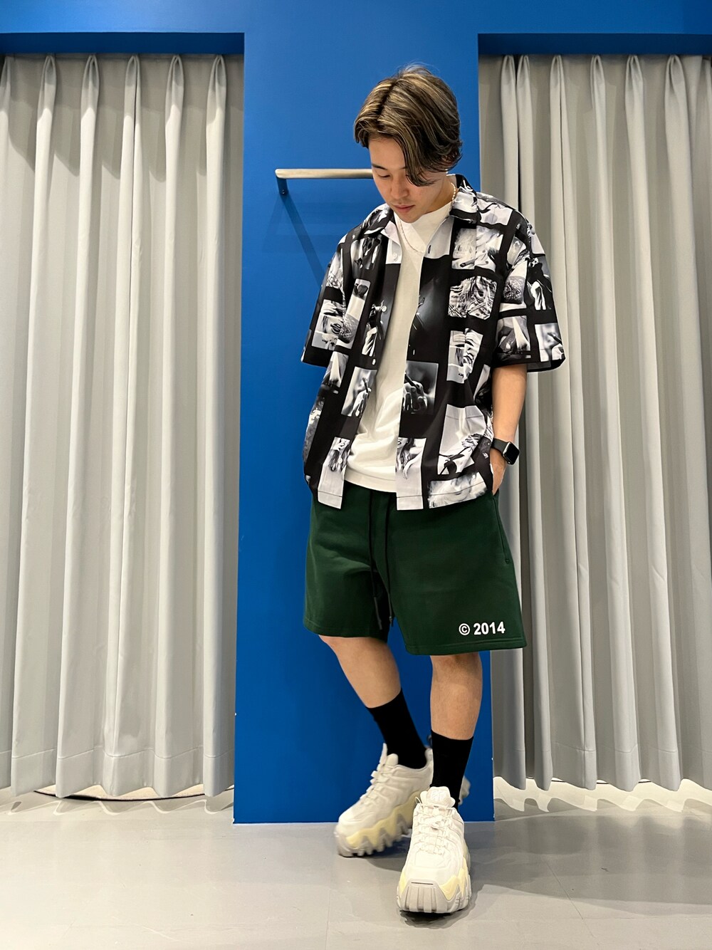 ホワイト系のTシャツ/カットソー、グリーン系のスウェットパンツ、ブラック系のシャツ/ブラウスを着用したメンズの春コーディネートの1枚目の写真