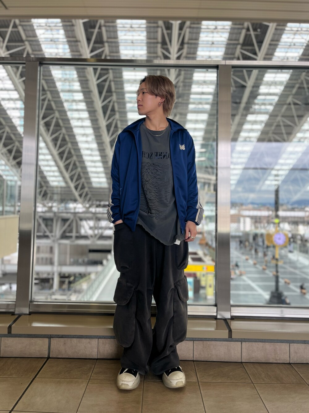「LHP、lhplucuaosaka、オトナカジュアル、シンプルコーデ、ストリート、休日コーデ、スウェット、アメカジ」｜「DANKE SCHONのDankeSchon/ダンケシェーン/PIGMENT PULSE LONGSLEEVE TEE/ロンT（Tシャツ/カットソー、グレー系）」を使った、RIKIKYAさん（メンズ・168cm）の春コーディネートの1枚目の写真