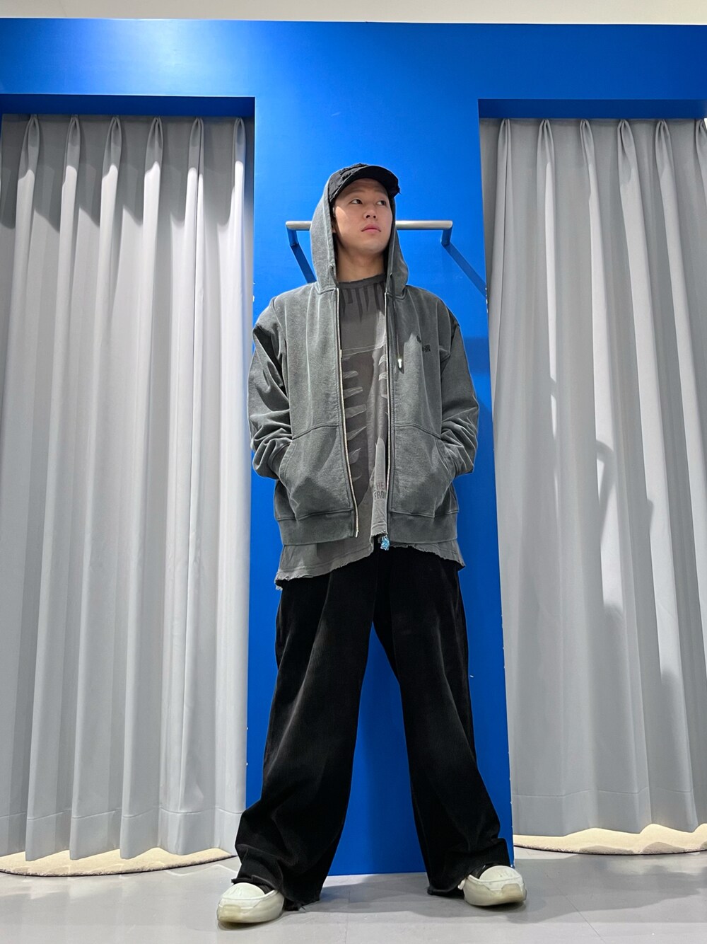 「LHP、lhplucuaosaka、春服コーデ、ファッションを楽しもう、春ファッション、メンズファッション、ビッグシルエット、アメカジコーデ、オーバーサイズ」｜「DANKE SCHONのDankeSchon/ダンケシェーン/PIGMENT BONE NOSLEEVE/ノースリーブ（Tシャツ/カットソー、グレー系）」を使った、RIKIKYAさん（メンズ・168cm）の春コーディネートの1枚目の写真
