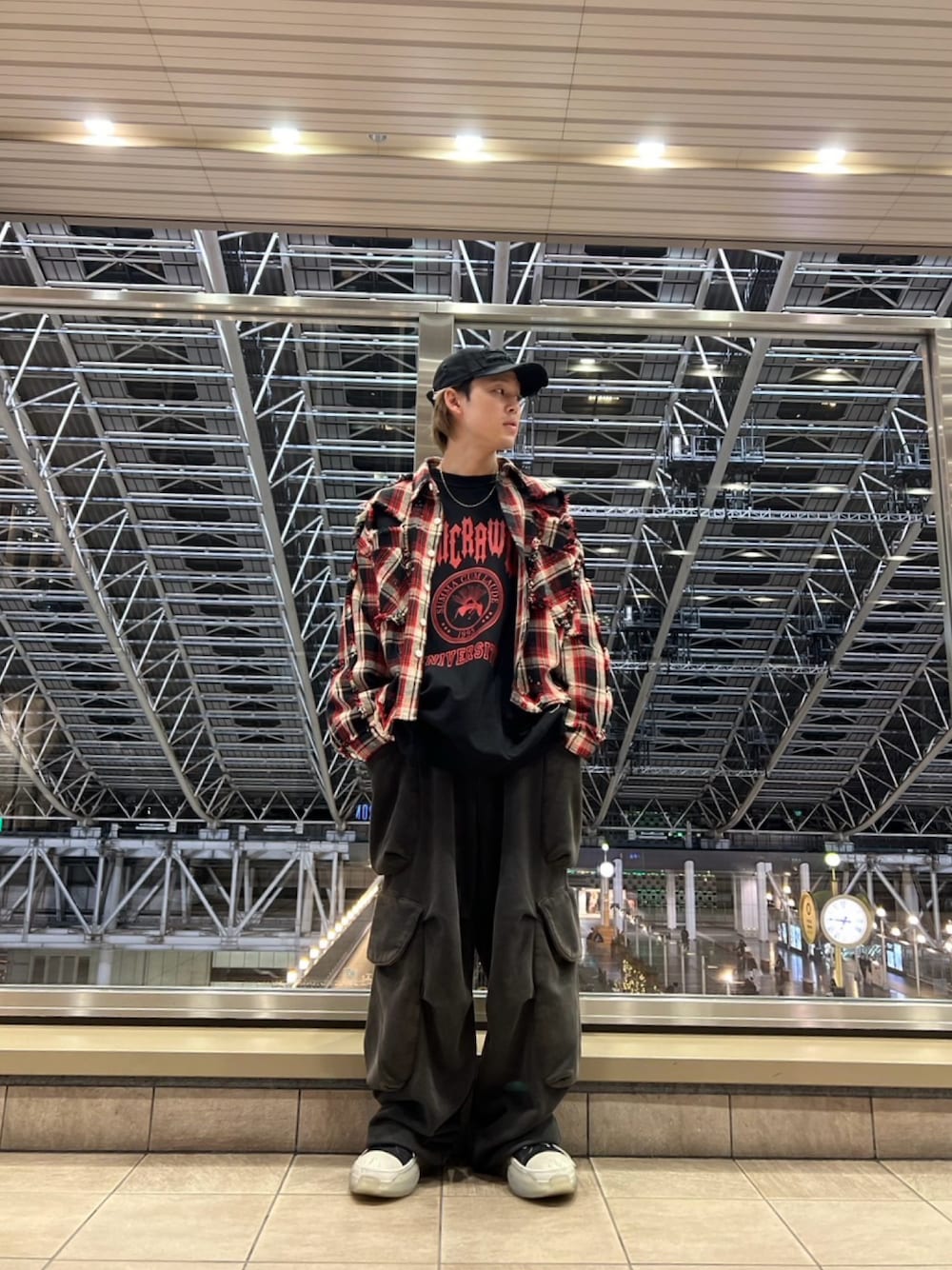 「LHP、ワイドパンツ、シンプルコーデ、春コーデ、シャツコーデ、着回しコーデ、韓国ファッション、おしゃれさんと繋がりたい、lhplucuaosaka」｜「DANKE SCHONのDankeSchon/ダンケシェーン/CottonViyella Damege Shirts/ダメージチェックシャツ（シャツ/ブラウス、レッド系）」を使った、RIKIKYAさん（メンズ・168cm）の春コーディネートの1枚目の写真