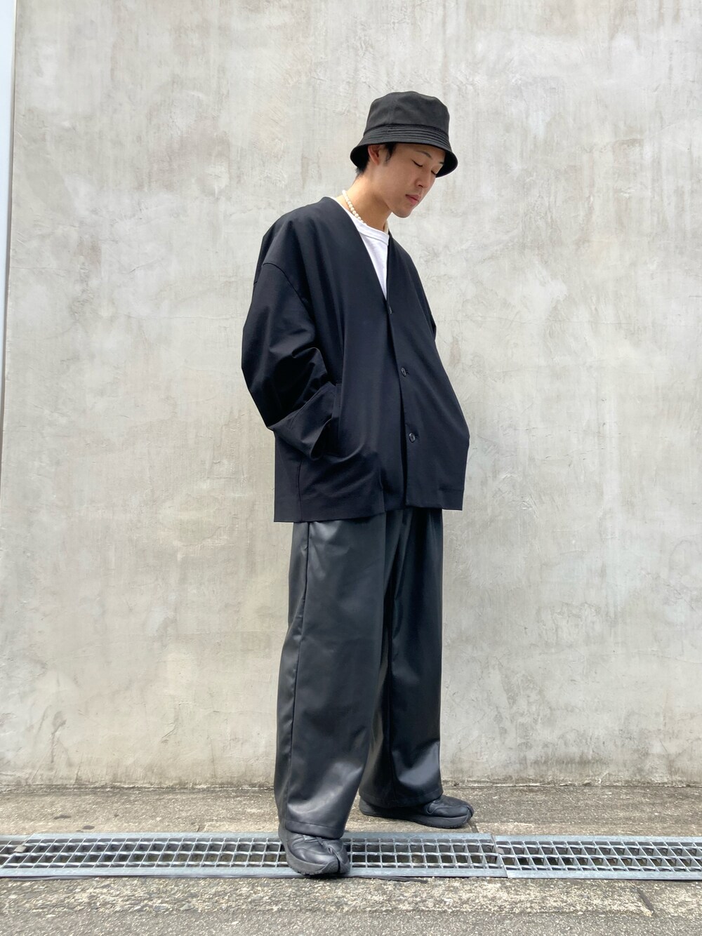 「レザー、スラックス、LHP、レイヤードスタイル、ワイドパンツ、キレイめ、きれいめカジュアル、カジュアルコーデ、LHP大阪、秋コーデ」｜「DANKE SCHONのDankeSchon/ダンケシェーン/ECOLETHER SLACKS/エコレザースラックス（スラックス、ブラック系）」を使った、RIKIKYAさん（メンズ・168cm）の秋コーディネートの1枚目の写真