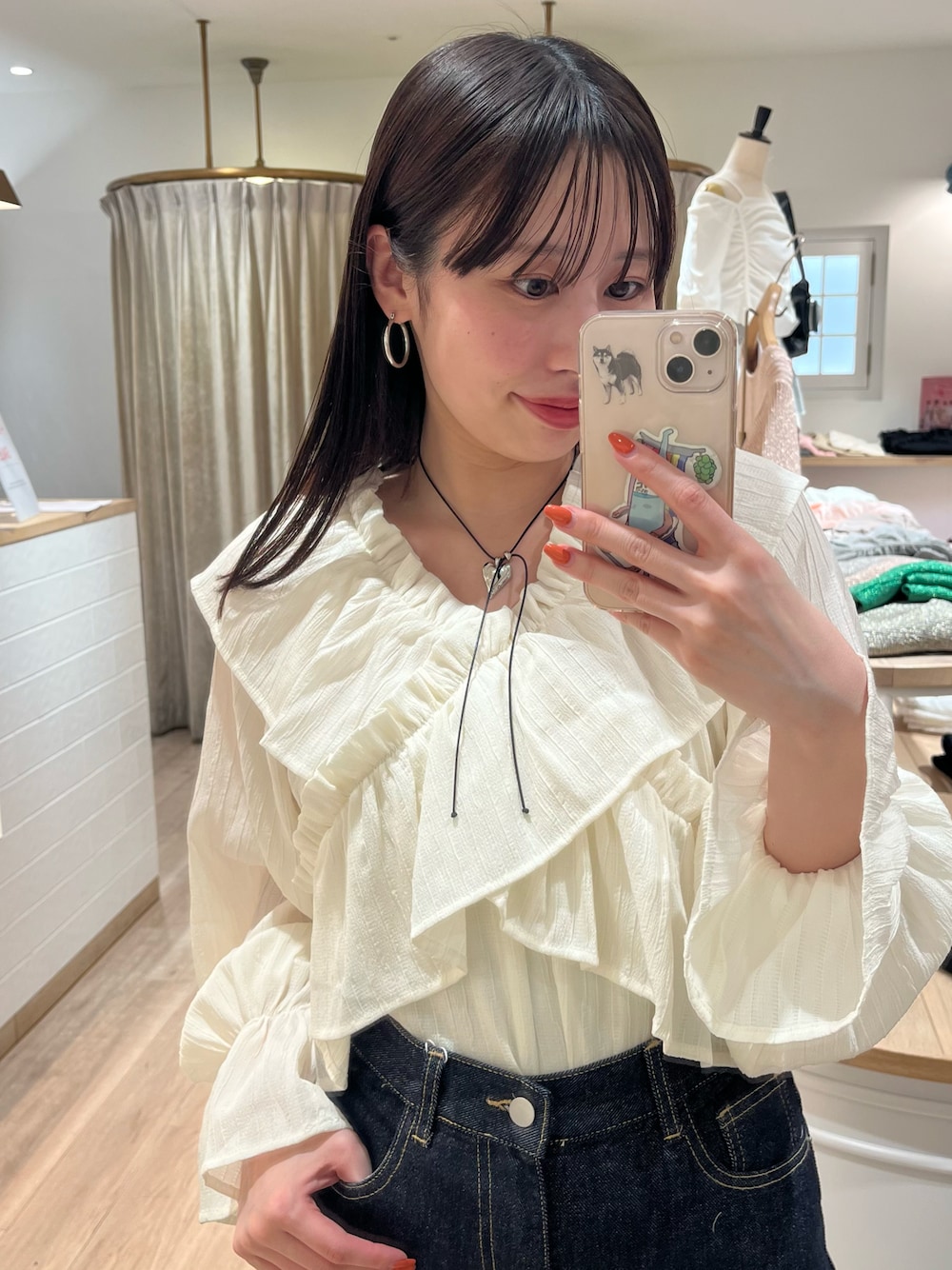 「ブラウス」｜「mlineの[mline]オフショルフリルブラウス（シャツ/ブラウス、ホワイト系）」を使った、mokaさん（レディース・158cm）の冬コーディネートの1枚目の写真