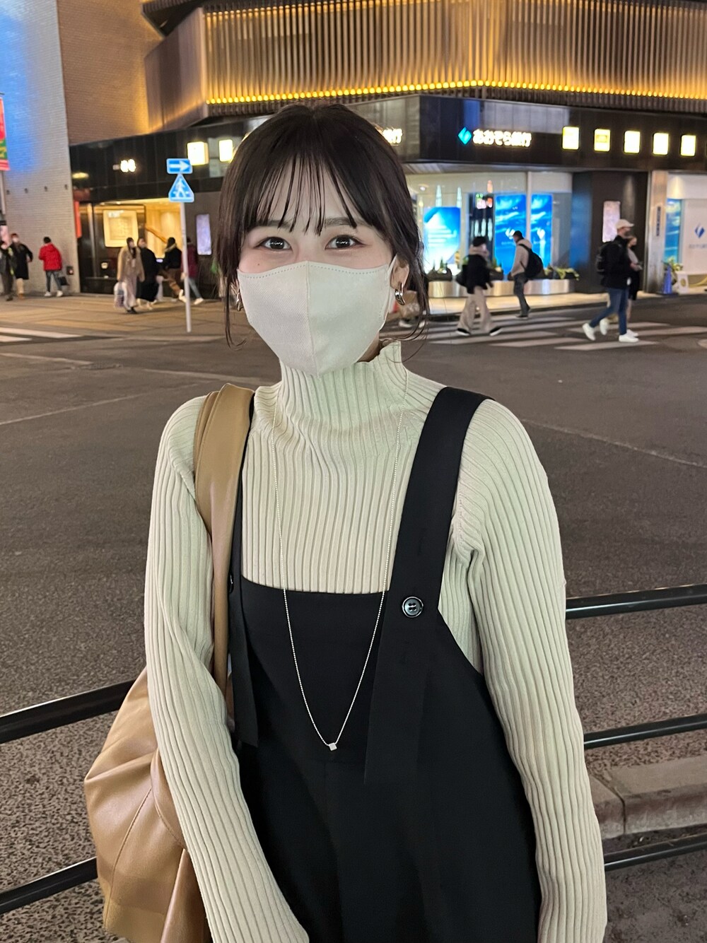 「オトナカジュアル」｜「mlineの[mline]ショルダーボタンサロペット（サロペット/オーバーオール、ブラック系）」を使った、mokaさん（レディース・158cm）の冬コーディネートの1枚目の写真