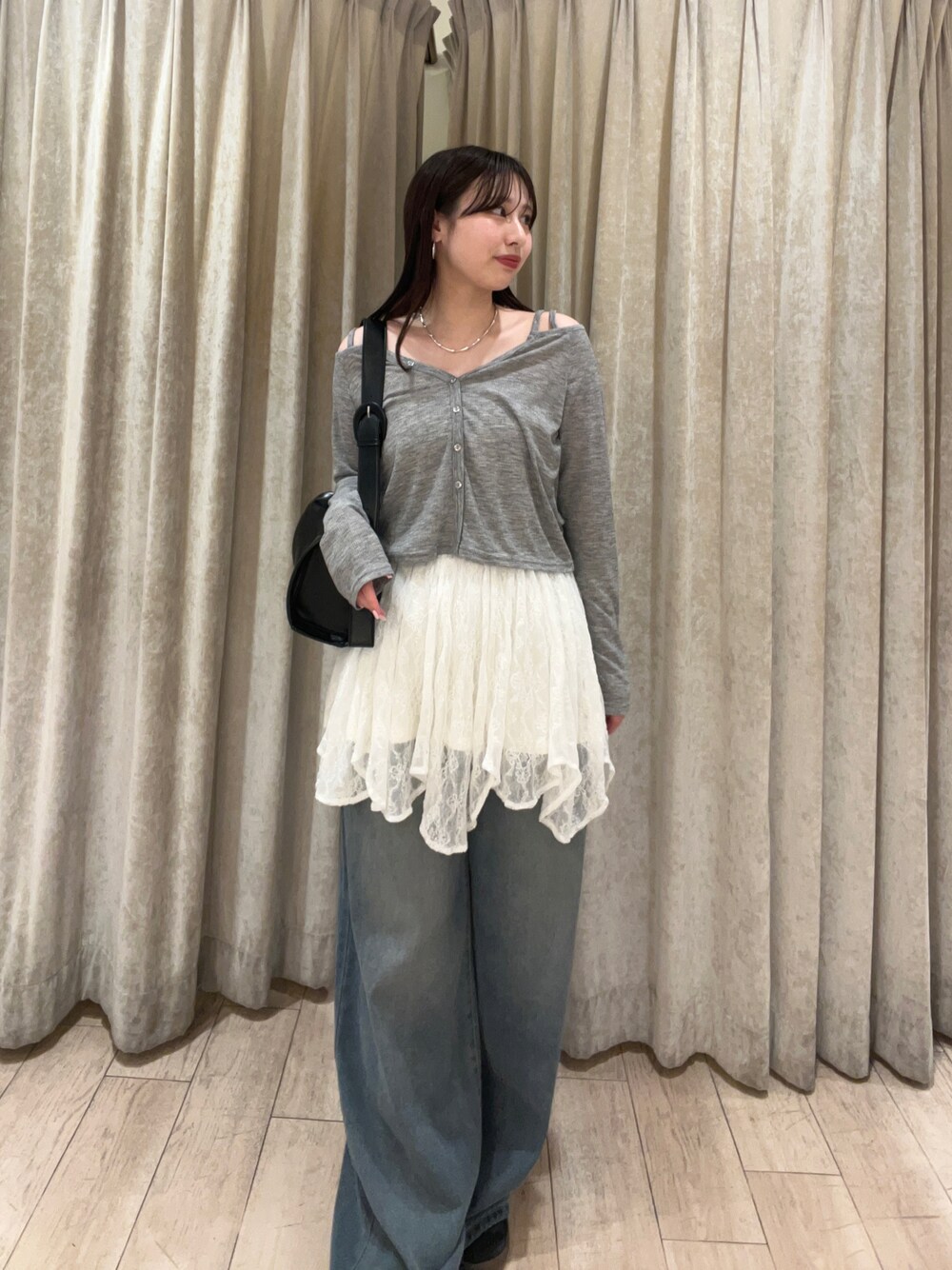 「韓国ファッション」｜「mlineの[mline]ショルダー アウトデザインTシャツ（Tシャツ/カットソー、グレー系）」を使った、mokaさん（レディース・158cm）の春コーディネートの1枚目の写真