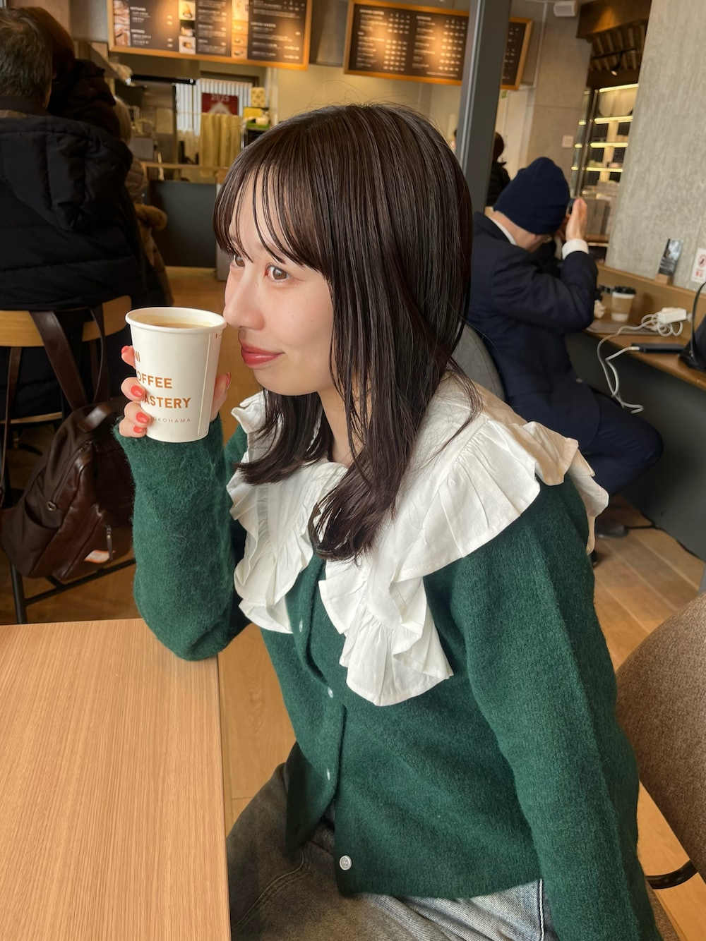 「襟付きトップス、ブラウス」｜「mysticの襟フリルブラウス（シャツ/ブラウス、ホワイト系）」を使った、mokaさん（レディース・158cm）の冬コーディネートの1枚目の写真