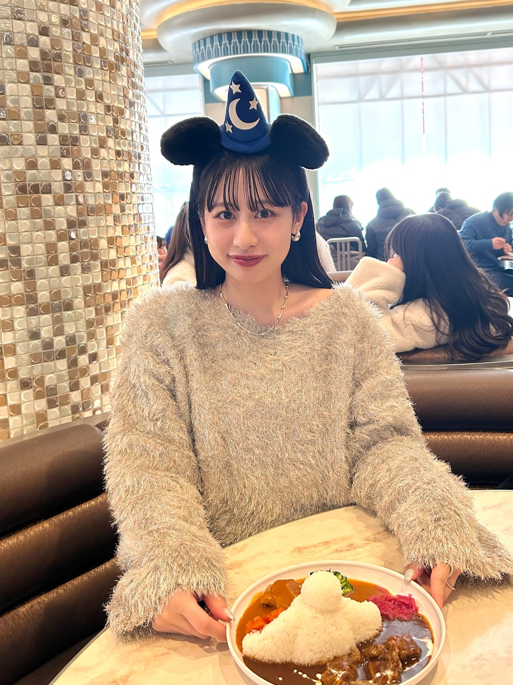 「ディズニーコーデ」｜「mlineの[mline]ラメシャギーニット（ニット/セーター、ベージュ系）」を使った、mokaさん（レディース・158cm）の冬コーディネートの1枚目の写真