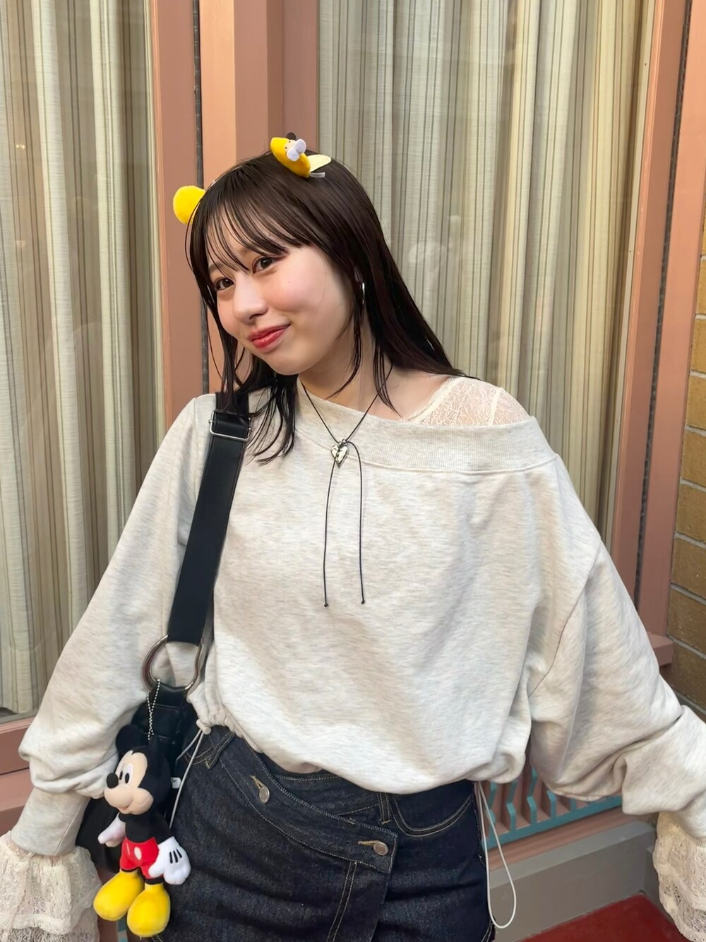「ディズニーコーデ」｜「mlineの[mline]オフショルドロストスウェット（Tシャツ/カットソー、グレー系）」を使った、mokaさん（レディース・158cm）の冬コーディネートの1枚目の写真