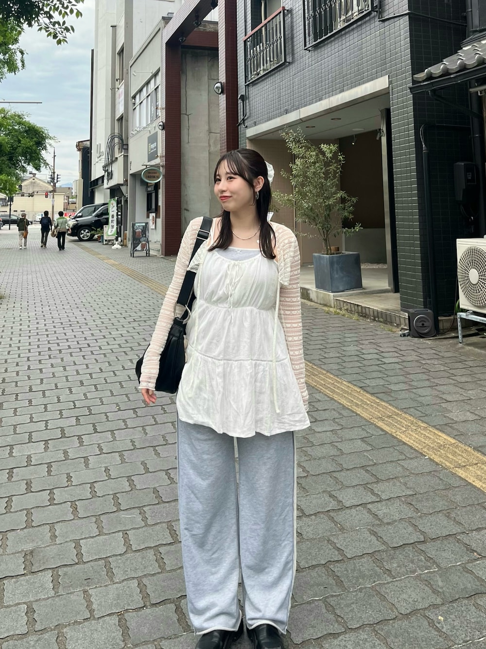 「ゆるコーデ」｜「mlineの[mline]コットンレースキャミワンピ（ワンピース、ホワイト系）」を使った、mokaさん（レディース・158cm）の春コーディネートの1枚目の写真