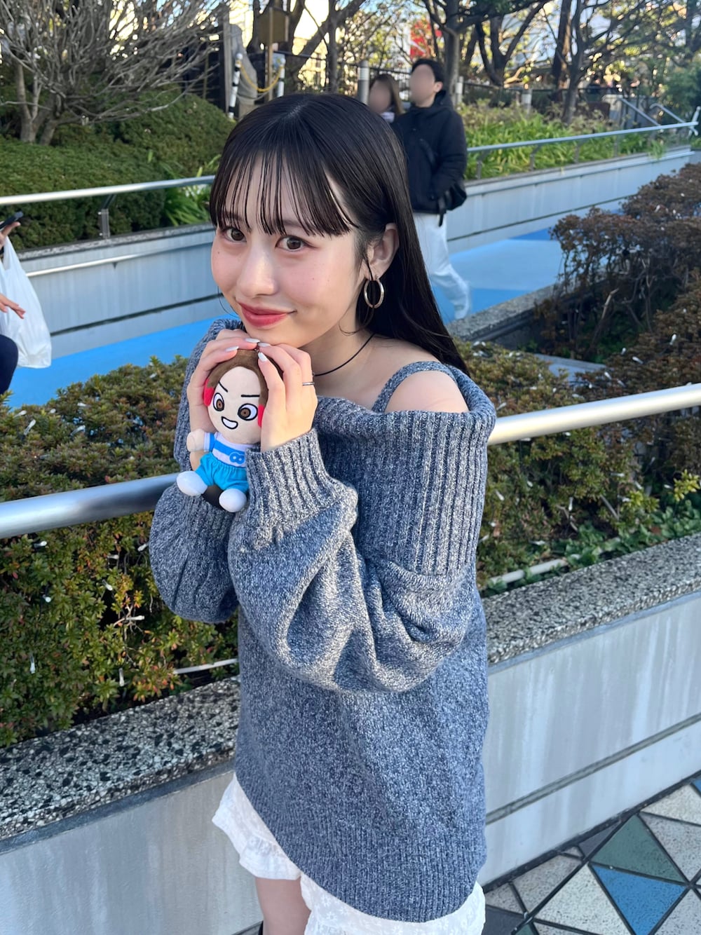 「eighter、SUPER EIGHT、ライブコーデ」｜「mlineの[mline]オフショルミニ ニットワンピース（ワンピース、ブルー系）」を使った、mokaさん（レディース・158cm）の冬コーディネートの1枚目の写真