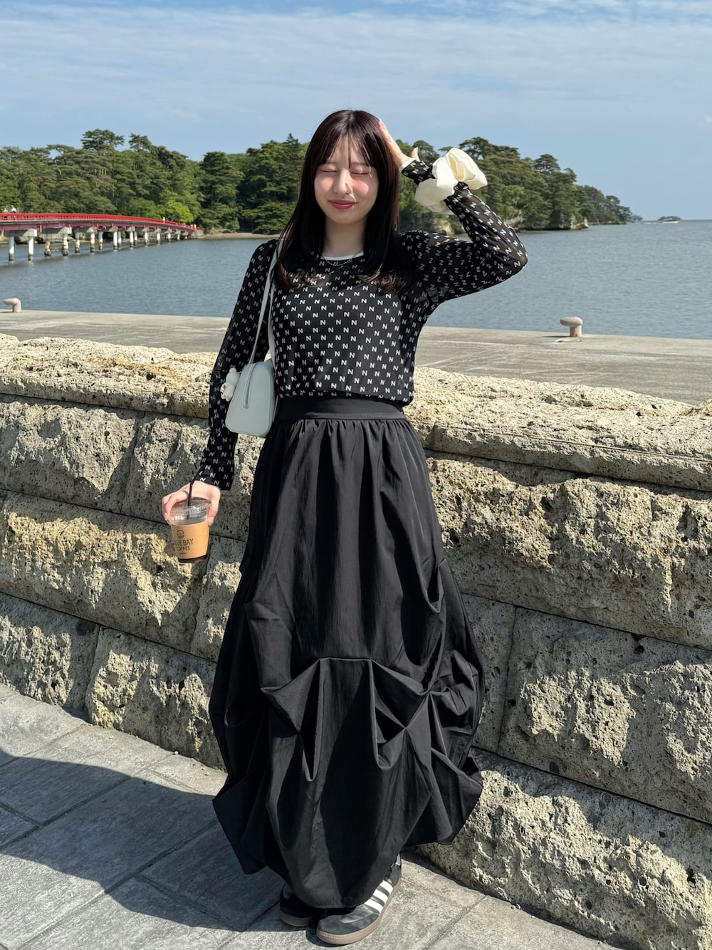 「ブラックコーデ、旅行コーデ」｜「mlineの[mline]プリントチュールトップス（Tシャツ/カットソー、ブラック系）」を使った、mokaさん（レディース・158cm）の夏コーディネートの1枚目の写真