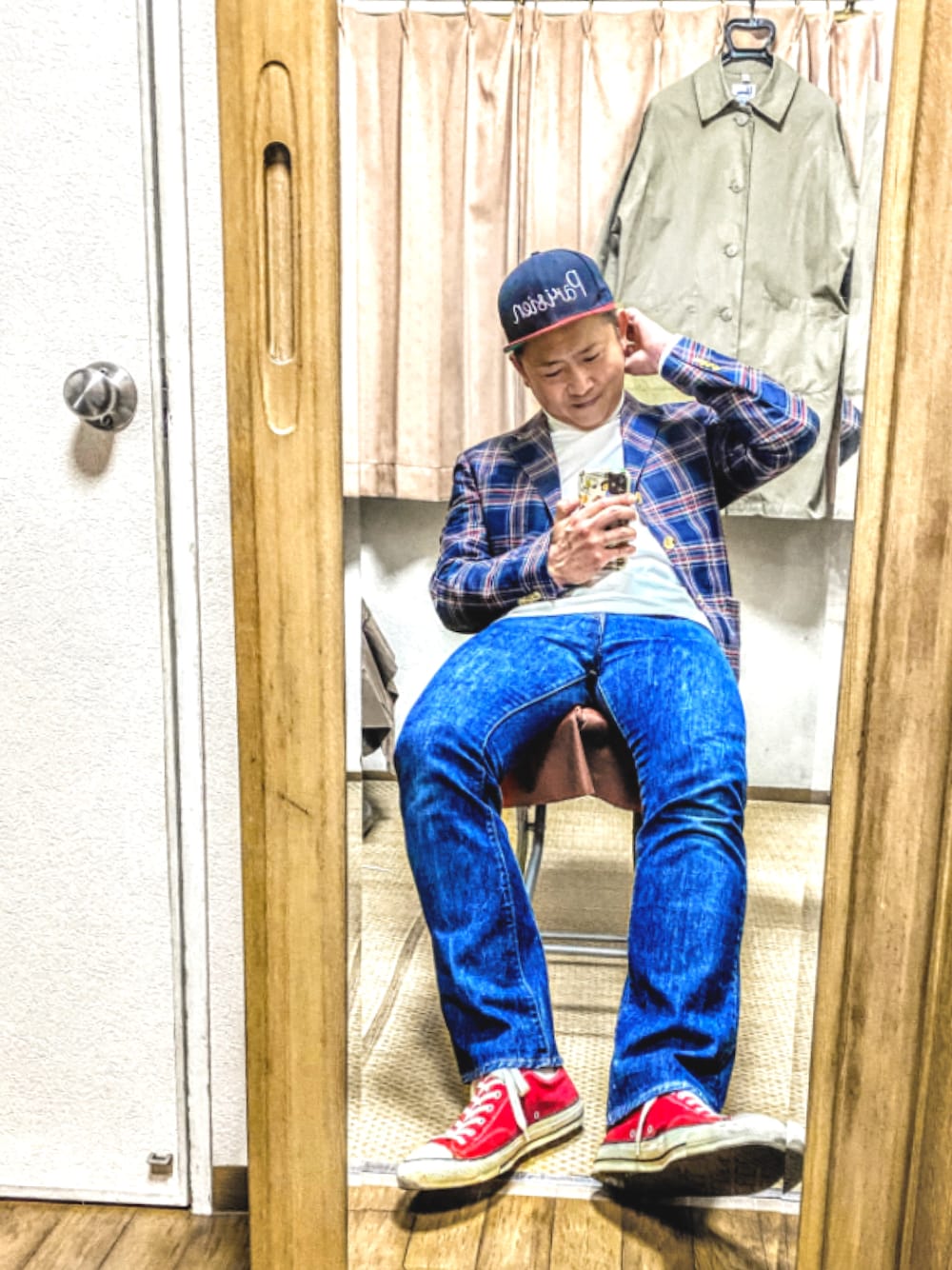 「片手スマホ自撮り研究会🤳✨、我が道をゆく隊、春コーデ、きれいめカジュアル、古着MIX、キャップ、ブーツカットデニム、好きな服を好きなように着る🐷💕、コンバースが好き過ぎて🐷💕、双極性障害、北千住アニメが熱い🔥、肉体改造中🐷💦、メルカリ大量出品中‼️」｜「Yarmoの🔸英国製 ヤーモ×ソフネット ワークコート BG 40(L)（ステンカラーコート、ベージュ系）」を使った、おたっし🐷さん（メンズ・174cm）の春コーディネートの1枚目の写真