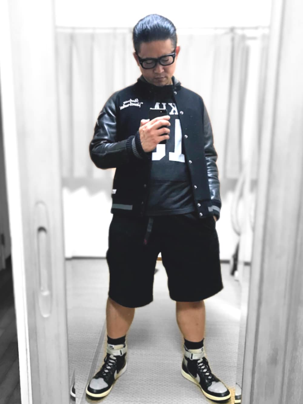 「片手スマホ自撮り研究会🤳✨、我が道をゆく隊、腹黒おたっしブラックコーデ😎、ヴィンテージ、ナイキ、Levi's、フットボールTシャツ、メガネおやじ、好きな服を好きなように着る🐷💕、双極性障害、メルカリ大量出品中‼️、テーブルランナー🥖いいね😊👍✨」｜「EFFECTORの🔸エフェクター  黒ブチメガネ(ファズ)  ロックテイスト😎（メガネ、ブラック系）」を使った、おたっし🐷さん（メンズ・174cm）の春コーディネートの1枚目の写真