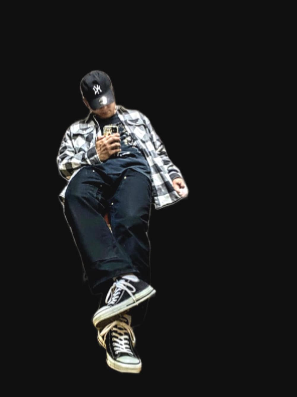 ホワイト系のシャツ/ブラウス、ブラック系のTシャツ/カットソー、ブラック系のチノパンツを着用したメンズの夏コーディネートの1枚目の写真