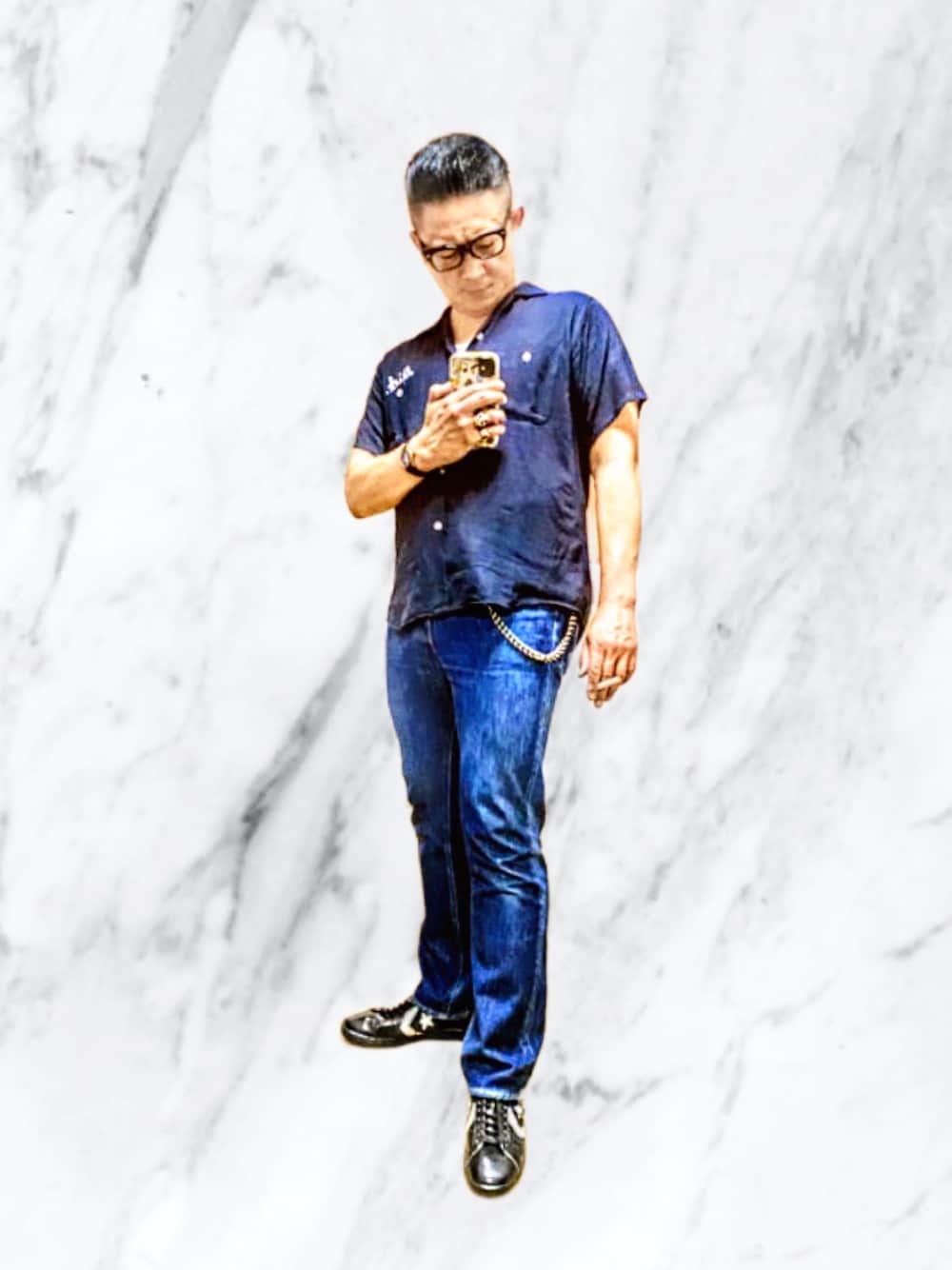 「片手スマホ自撮り研究会🤳✨、我が道をゆく隊、夏コーデ、アメカジ、ボーリングシャツ、デニム、ブーツカットデニム、レザースニーカー、好きな服を好きなように着る🐷💕、コンバースが好き過ぎて🐷💕、双極性障害、北千住アニメが熱い🔥、肉体改造中🐷💦、メルカリ大量出品中‼️、メガネおやじ」｜「EFFECTORの🔸エフェクター  黒ブチメガネ(ファズ)  ロックテイスト😎（メガネ、ブラック系）」を使った、おたっし🐷さん（メンズ・174cm）の夏コーディネートの1枚目の写真