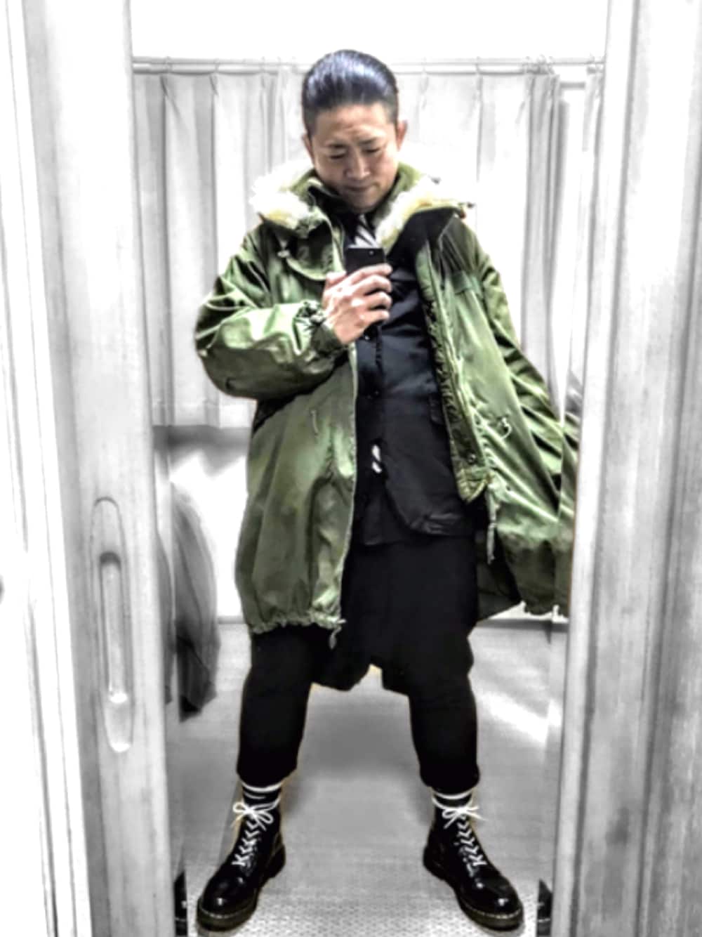 ブラック系のブーツ、グリーン系のモッズコート、ブラック系のテーラードジャケットを着用したメンズの秋コーディネートの1枚目の写真