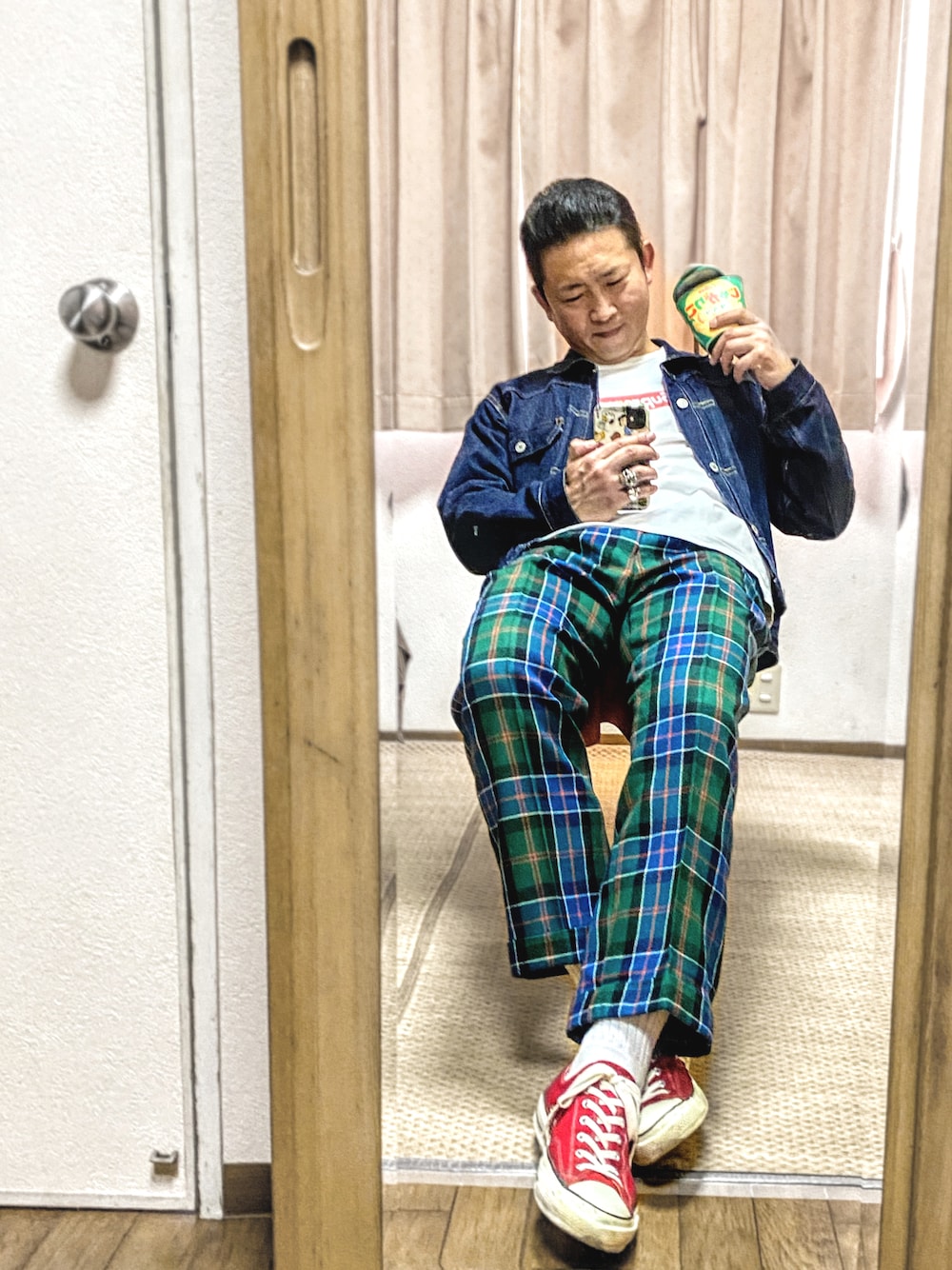 「片手スマホ自撮り研究会🤳✨、我が道をゆく隊、シンプルコーデ、アメカジ、古着MIX、Gジャン、チェックパンツ、好きな服を好きなように着る🐷💕、コンバースが好き過ぎて🐷💕、双極性障害、北千住アニメが熱い🔥、マルコとマルオとマリオ🤔⁉️、メルカリ大量出品中‼️、肉体改造中🐷💦」｜「VINTAGEの🔸90s USA製 カーハート アクティブジャケットBRN 2XL（ブルゾン、ブラウン系）」を使った、おたっし🐷さん（メンズ・174cm）の春コーディネートの1枚目の写真