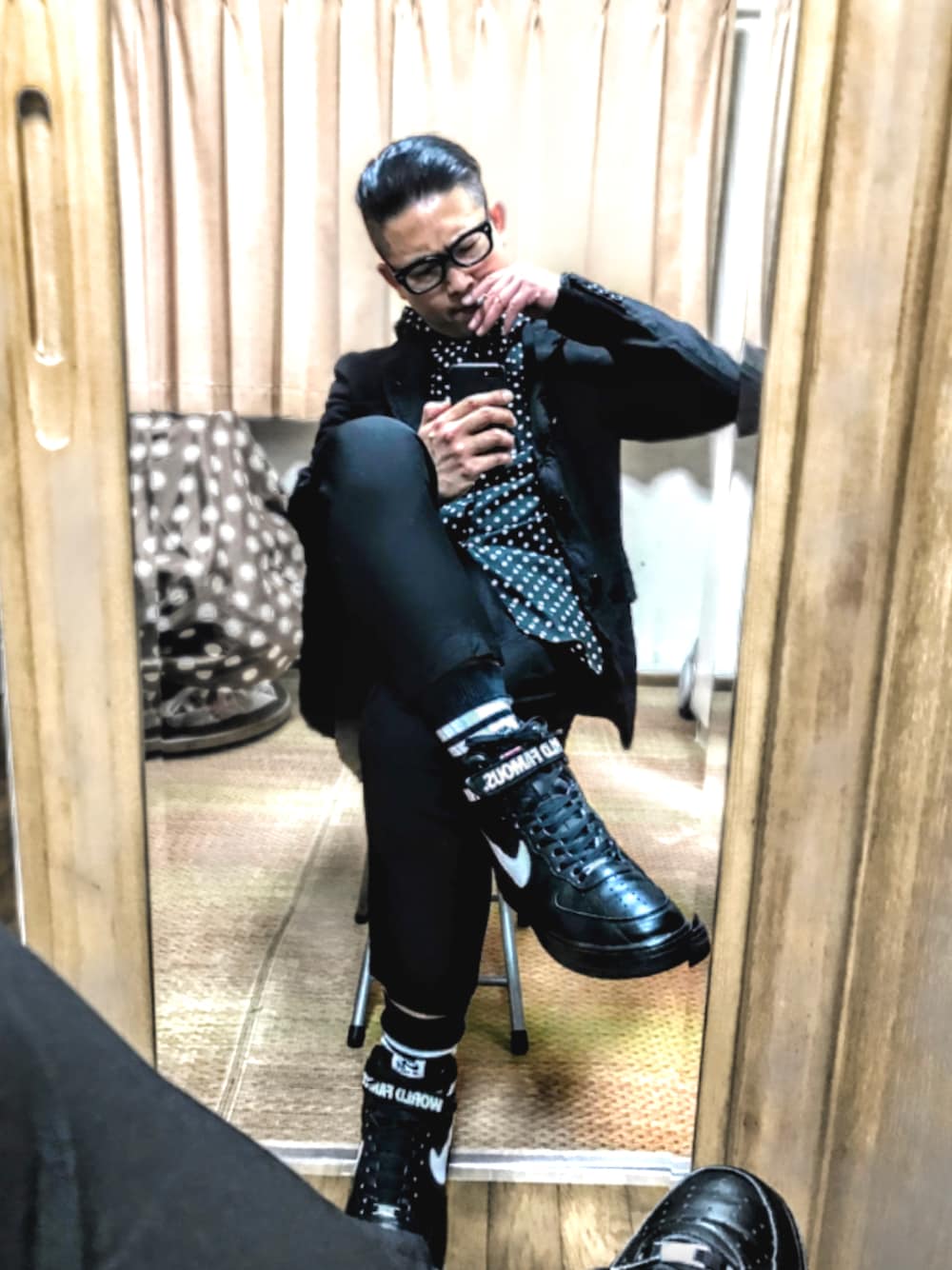 「片手スマホ自撮り研究会🤳✨、我が道をゆく隊、おたっしコーデ🐷✨、50歳コーデ、お仕事スタイル、ブラック、好きな服を好きなように着る🐷💕、みんな違ってみんないい、双極性障害、北千住、肉体改造中🐷💦、メルカリ大量出品中‼️、過去と他人は変えられない、自分が変わらないとね😊👍」｜「EFFECTORの🔸エフェクター  黒ブチメガネ(ファズ)  ロックテイスト😎（メガネ、ブラック系）」を使った、おたっし🐷さん（メンズ・174cm）の春コーディネートの1枚目の写真