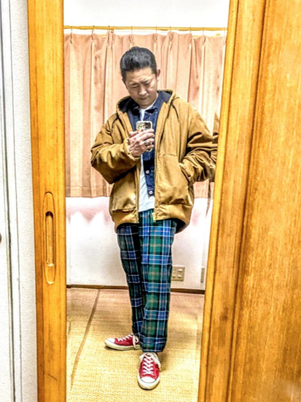 「片手スマホ自撮り研究会🤳✨、我が道をゆく隊、いまどきジャケット写真、ビッグシルエット、きれいめカジュアル、カーハート、アクティブジャケット、Gジャン、チェックパンツ、ベスト、好きな服を好きなように着る🐷💕、双極性障害、北千住アニメが熱い🔥、肉体改造中🐷💦、メルカリ大量出品中‼️」｜「🔸当初予定していたコーデ🐷✨の🔸GANRYU ベスト(GL) M  ★また今回もキツくて着れず😅（ジャケット/アウター、ブルー系）」を使った、おたっし🐷さん（メンズ・174cm）の春コーディネートの1枚目の写真