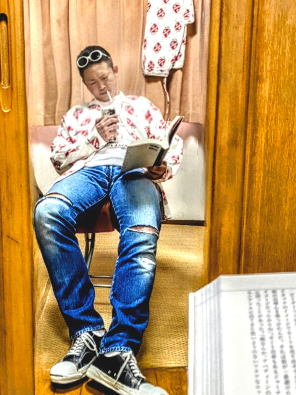 「片手スマホ自撮り研究会🤳✨、我が道をゆく隊、必殺❗️メガネずらし🐸‼️、アツいコーデ全部見せ、白Tシャツ、パジャマシャツ、クラッシュデニム、ジャックパーセル、好きな服を好きなように着る🐷💕、コンバースが好き過ぎて🐷💕、双極性障害、リチウム増量💦、北千住アニメが熱い🔥、ネオフェス開催中、メルカリ★期間限定SALE★本日最終日‼️」｜「🔸参考カート😎‼️の🔸王冠ハートパジャマシャツコーデ😎✨（その他、その他）」を使った、おたっし🐷さん（メンズ・174cm）の夏コーディネートの1枚目の写真