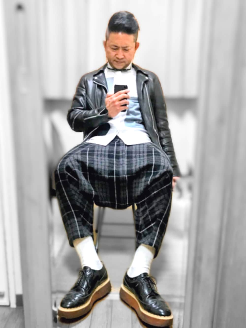 「片手スマホ自撮り研究会🤳✨、我が道をゆく隊、厚底シューズ、アムラー、おたっしコーデ🐷‼️、ペンギンスタイル🐧プープー‼️、サルエルパンツ、チェック、好きな服を好きなように着る🐷💕、双極性障害、からあげくん、メルカリ大量出品中‼️」｜「🔸必殺‼️メガネずらし🐸‼️の🔸川畑メガネずらし🐸‼️ ♫夏草がぁ〰️流れて〰️くぅ〰️〰️（その他、その他）」を使った、おたっし🐷さん（メンズ・174cm）の春コーディネートの1枚目の写真