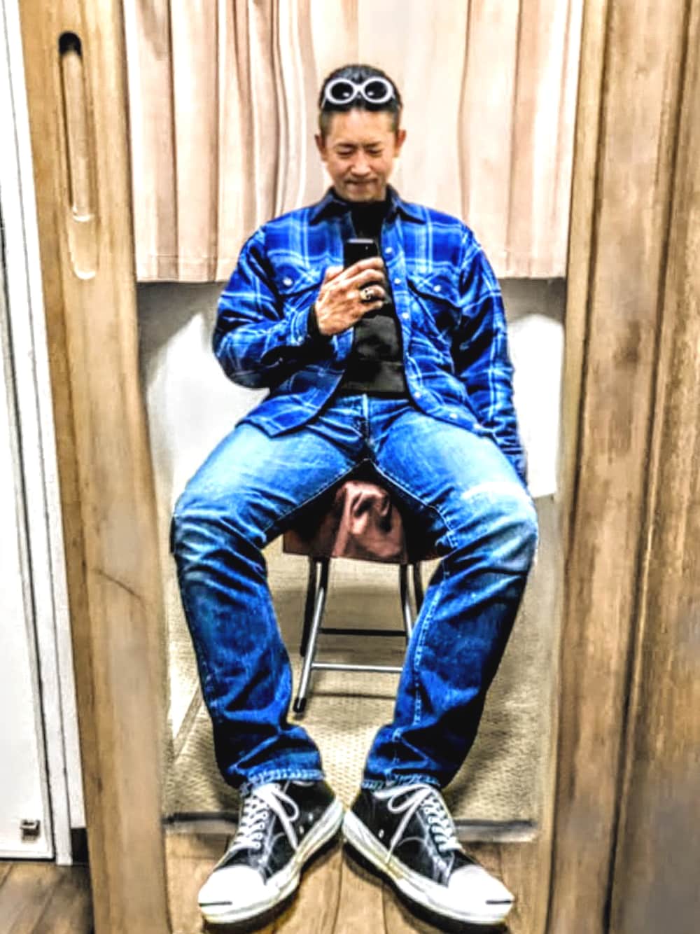 「片手スマホ自撮り研究会🤳✨、我が道をゆく隊、必殺‼️カチューシャ風メガネずらし🐸‼️、グランジ、カートコバーン、レイヤードスタイル、ネルシャツ、寒色系、好きな服を好きなように着る🐷💕、コンバースが好き過ぎて🐷💕、双極性障害、北千住アニメが熱い🔥、メルカリ★期間限定SALE★ただ今開催中🐷👍、ポンコツ携帯📱💦、サーバエラーも連発💦」｜「VINTAGEの🔸カート（シャツ/ブラウス、ブルー系）」を使った、おたっし🐷さん（メンズ・174cm）の秋コーディネートの1枚目の写真