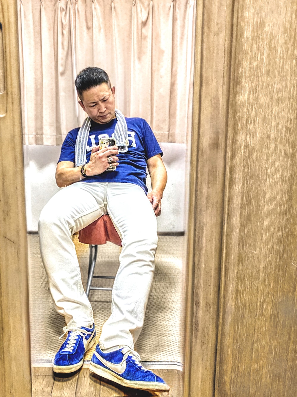 「片手スマホ自撮り研究会🤳✨、我が道をゆく隊、夏コーデ、古着MIX、シンプル、夏だ！Tシャツ着よう！、白パンツ、汗拭きタオル(ストライプ)、好きな服を好きなように着る🐷💕、ナイキVTGスニーカー👟✨、スライム、双極性障害、肉体改造中🐷💦、北千住アニメが熱い🔥、メルカリ大量出品中‼️」｜「🔸前回のコーデ🐷✨の🔸フレアデニムコーデ👖　70sリーバイス 646（その他、その他）」を使った、おたっし🐷さん（メンズ・174cm）の夏コーディネートの1枚目の写真