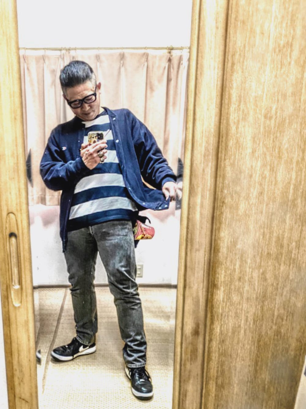 「片手スマホ自撮り研究会🤳✨、我が道をゆく隊、メガネおやじ、シンプルコーデ、春色、モノトーン、ボーダー、好きな服を好きなように着る🐷💕、双極性障害、北千住アニメが熱い🔥、メルカリ大量出品中‼️」｜「EFFECTORの🔸エフェクター  黒ブチメガネ(ファズ)  ロックテイスト😎（メガネ、ブラック系）」を使った、おたっし🐷さん（メンズ・174cm）の春コーディネートの1枚目の写真