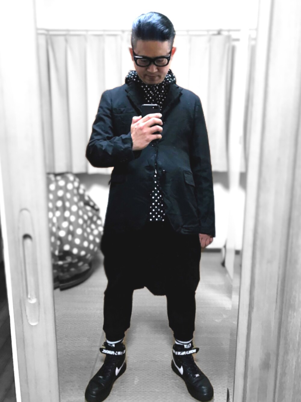 「片手スマホ自撮り研究会🤳✨、我が道をゆく隊、腹黒おたっしブラックコーデ😎、お仕事コーデ、ペンギンスタイル🐧プープー‼️、ドット、サルエルパンツ、ボーダー、好きな服を好きなように着る🐷💕、コンバースが好き過ぎて🐷💕、カートコバーン、ジャックパーセル、メルカリ★土日限定SALE★開催中‼️」｜「EFFECTORの🔸エフェクター  黒ブチメガネ(ファズ)  ロックテイスト😎（メガネ、ブラック系）」を使った、おたっし🐷さん（メンズ・174cm）の春コーディネートの1枚目の写真