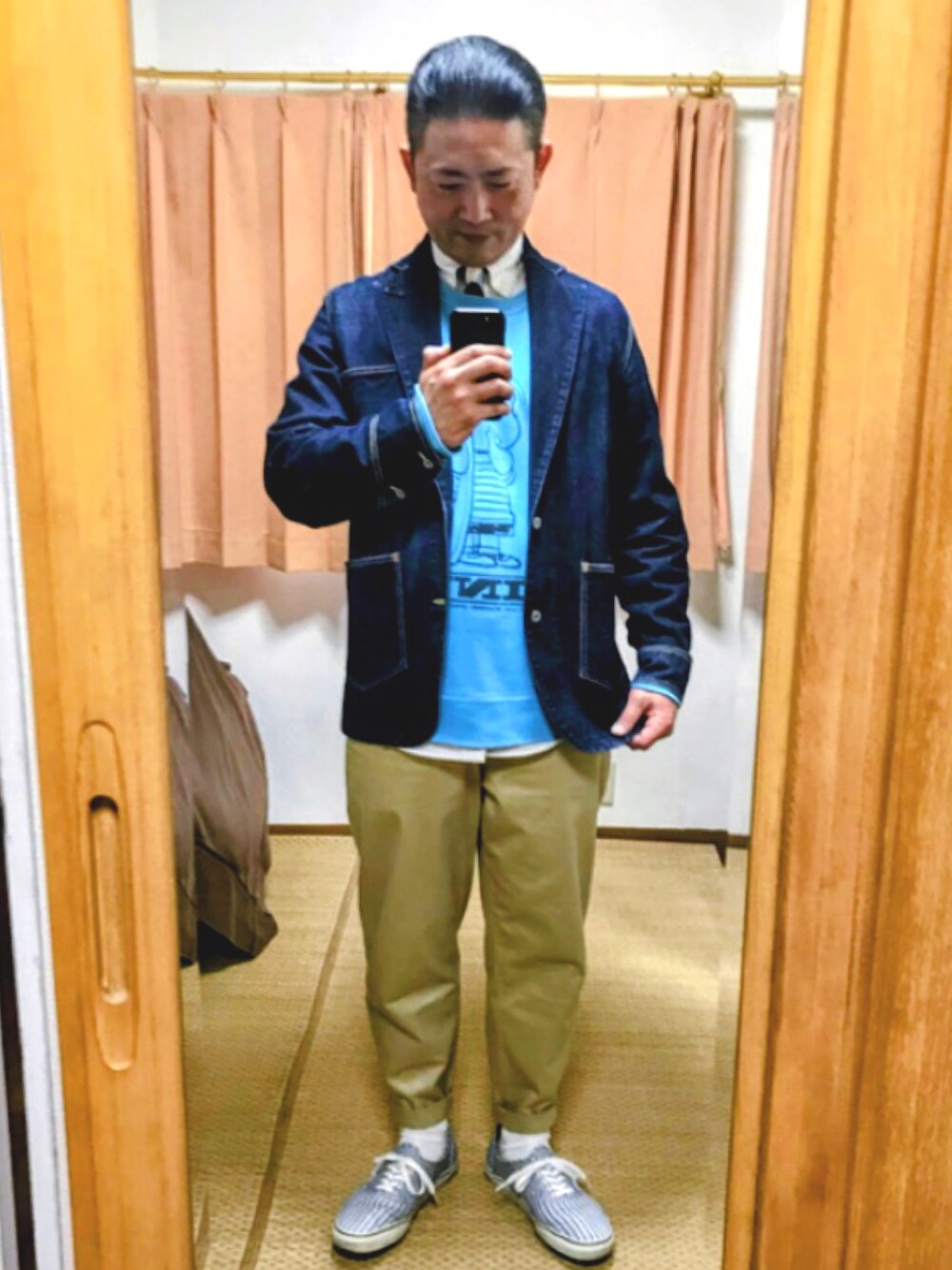 「片手スマホ自撮り研究会🤳✨、我が道をゆく隊、お仕事コーデ、水色、スヌーピー、ライナス、好きな服を好きなように着る🐷💕、双極性障害、メルカリ大量出品中‼️、メルカリ★期間限定SALE★本日最終日‼️、腹が減ったら水を飲め‼️」｜「GANRYUの🔸ガンリュウ　デニムテーラードジャケット(青)（デニムジャケット、ブルー系）」を使った、おたっし🐷さん（メンズ・174cm）の春コーディネートの1枚目の写真