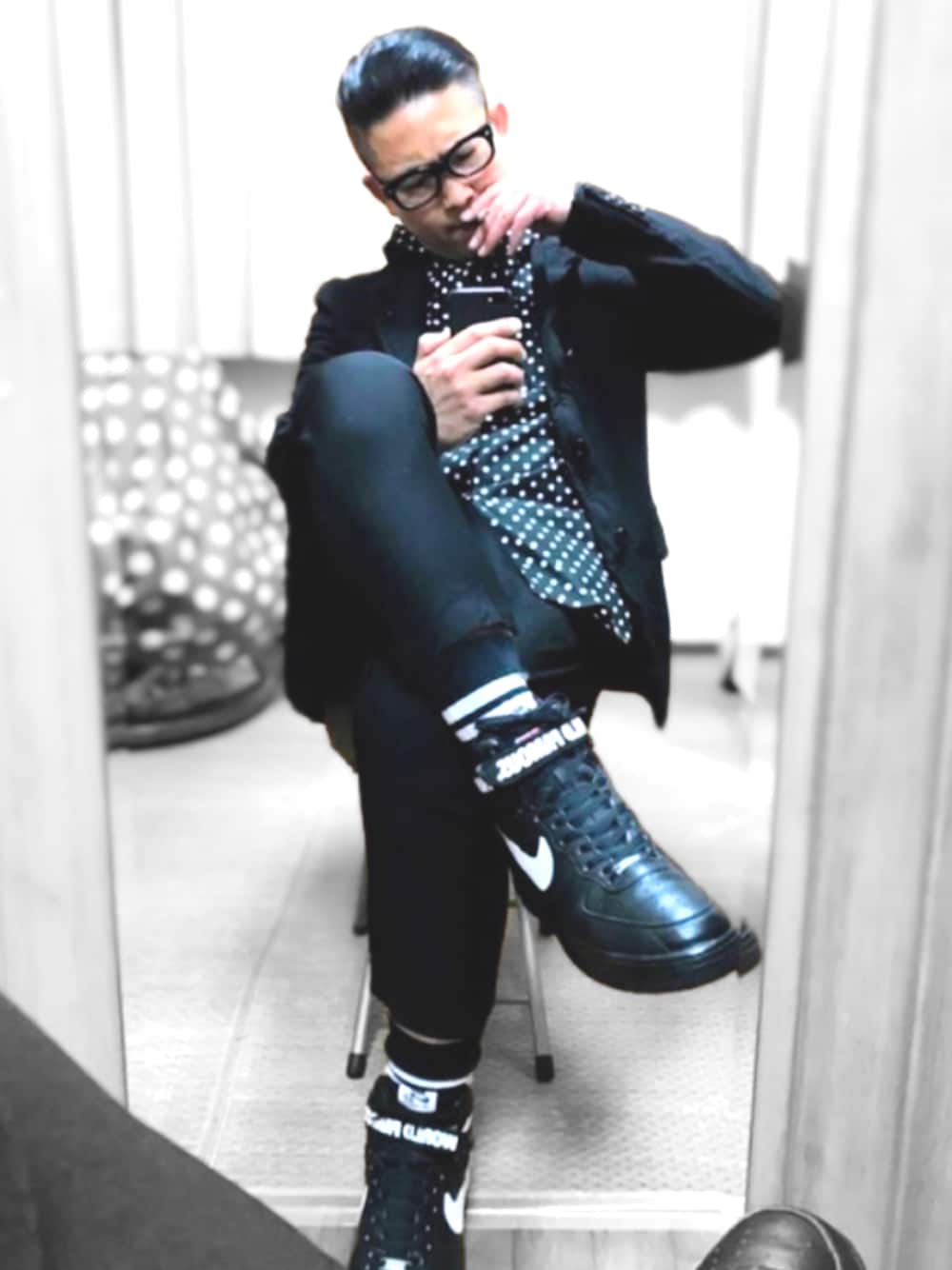 ブラック系のテーラードジャケット、ブラック系のシャツ/ブラウス、ブラック系のその他パンツを着用したメンズの夏コーディネートの1枚目の写真