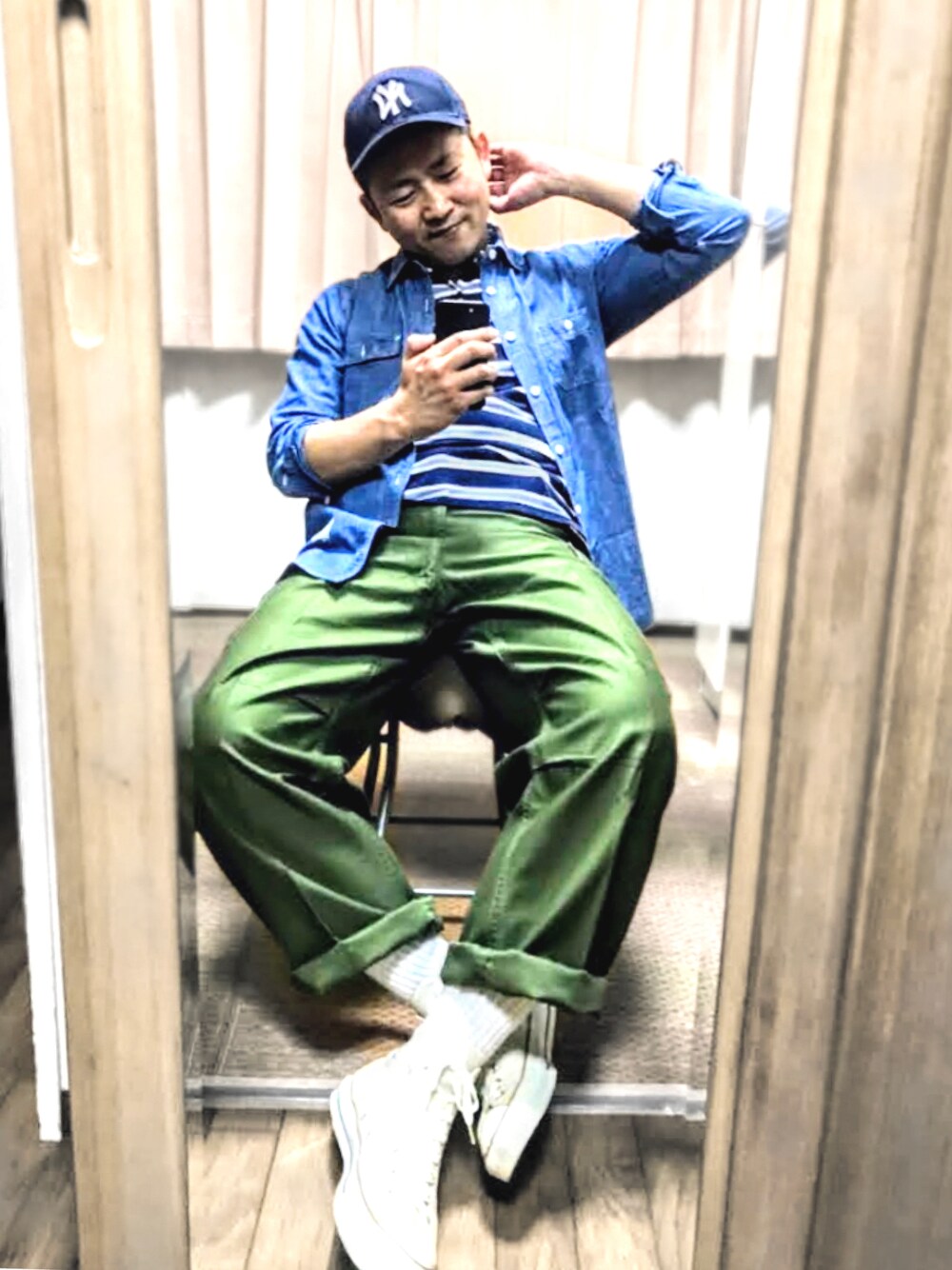 「片手スマホ自撮り研究会🤳✨、我が道をゆく隊、アメカジ、白スニーカー、シャンブレーシャツ、ボーダー、キャップ、ベイカーパンツ、コンバースが好き過ぎて🐷💕、好きな服を好きなように着る🐷💕、双極性障害、北千住マルイ、インクルージョンフェス、メルカリ★期間限定SALE★ただ今開催中🐷👍」｜「🔸迷った一枚🐸の🔸懐かしのハナホジポーズ🤡（その他、その他）」を使った、おたっし🐷さん（メンズ・174cm）の秋コーディネートの1枚目の写真