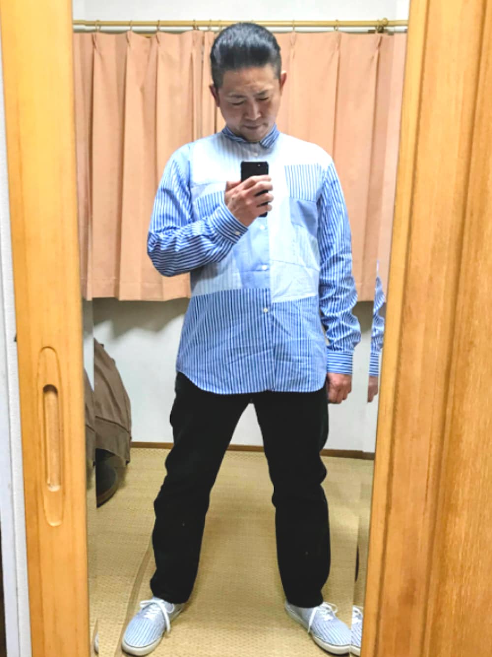 「片手スマホ自撮り研究会🤳✨、我が道をゆく隊、きれいめカジュアル、シンプル、ギャルソンシャツ、古着MIX、ストライプ、水色、好きな服を好きなように着る🐷💕、双極性障害、メルカリ★期間限定SALE★ただ今開催中🐷👍、マルコとマルオとマリオ🤔⁉️」｜「🔸前回のキレイめカジュアル🐷✨の🔸水色カーディガンのメガネおやじお仕事コーデ🐷✨（その他、その他）」を使った、おたっし🐷さん（メンズ・174cm）の春コーディネートの1枚目の写真