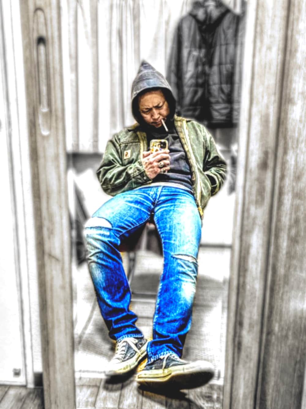 グリーン系のブルゾン、グリーン系のブルゾン、ブラック系のダウンジャケット/コートを着用したメンズの冬コーディネートの1枚目の写真