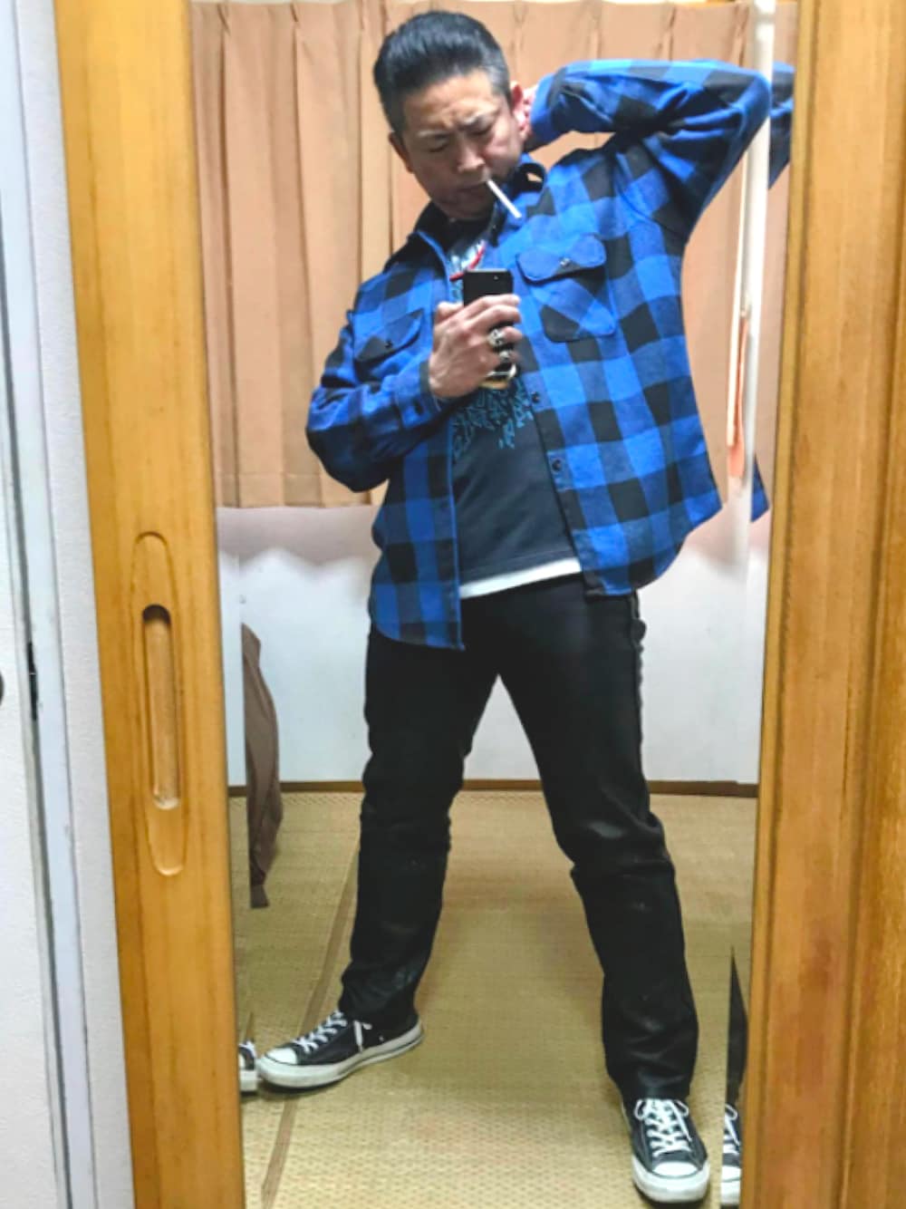 「片手スマホ自撮り研究会🤳✨、我が道をゆく隊、腹黒おたっしブラックコーデ😎、アメカジ、メタリカ、カートアレンジ😎‼️、バンT、チェックシャツ、青黒、レザーパンツ、好きな服を好きなように着る🐷💕、双極性障害、メルカリ大量出品中‼️、メルカリ★期間限定SALE★本日最終日‼️、腹が減ったら水を飲め‼️」｜「🔸参考ジェイソン😎‼️の🔸ジェイソン･ニューステッド😎 METALLICA元ベーシスト🎸(1986〜2001)（その他、その他）」を使った、おたっし🐷さん（メンズ・174cm）の春コーディネートの1枚目の写真