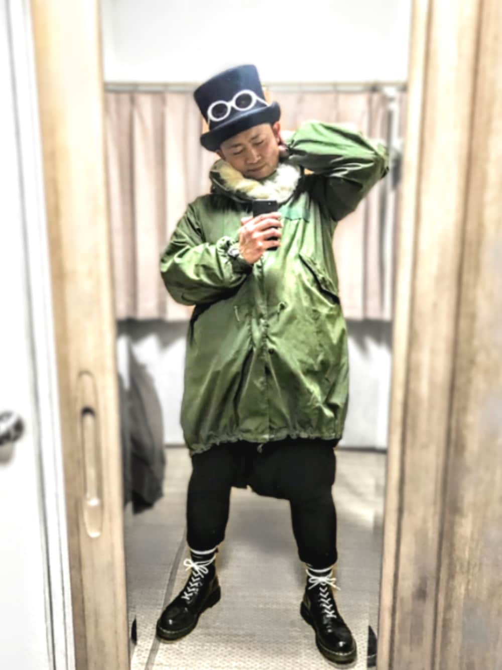 グリーン系のモッズコート、ブラック系のテーラードジャケット、ブラック系のシャツ/ブラウスを着用したメンズの秋コーディネートの1枚目の写真