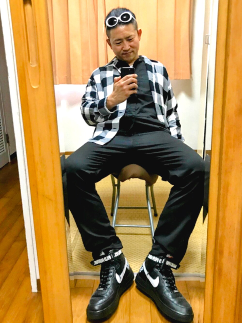 「片手スマホ自撮り研究会🤳✨、我が道をゆく隊、腹黒おたっしブラックコーデ😎、商品愛❤️、靴が好きすぎて🐷👟💕、必殺‼️カチューシャ風メガネずらし🐸‼️、カートコバーン、つなぎ、ブロックチェック、好きな服を好きなように着る🐷💕、双極性障害、メルカリ大量出品中‼️、メルカリ★期間限定SALE★本日最終日‼️、ボロとアジは違うんだよね😏」｜「🔸必殺‼️カチューシャ風メガネずらし🐸‼️の🔸sugi🐸さんの必殺メガネずらしフェスからずっとやっとる😏（その他、その他）」を使った、おたっし🐷さん（メンズ・174cm）の春コーディネートの1枚目の写真