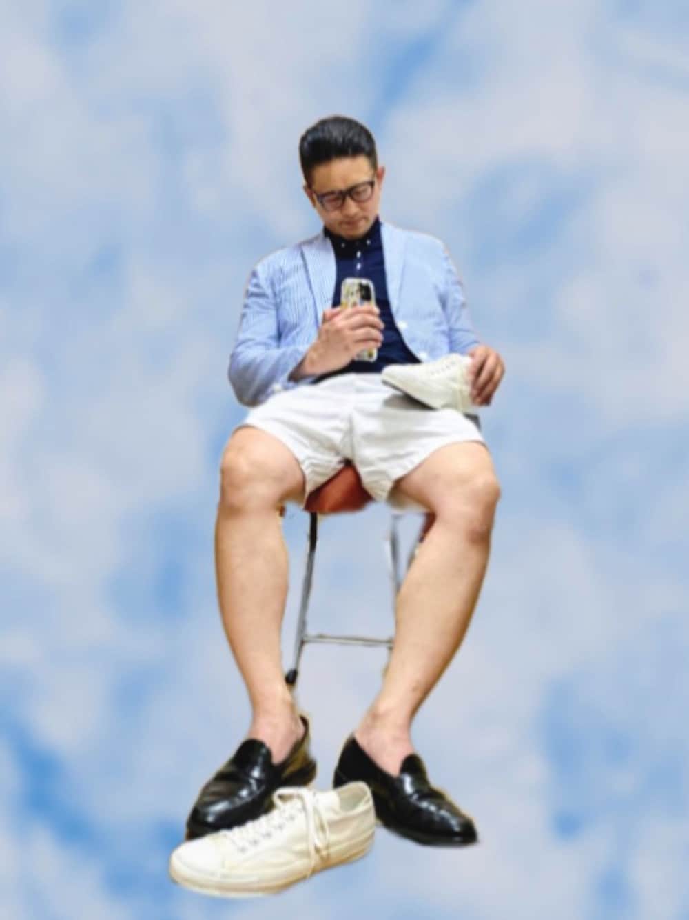 「片手スマホ自撮り研究会🤳✨、我が道をゆく隊、メガネおやじ、淡色コーデ、きれいめカジュアル、水色×白、ショートパンツ、ストライプ、白スニーカー、好きな服を好きなように着る🐷💕、コンバースが好き過ぎて🐷💕、双極性障害、北千住アニメが熱い🔥、肉体改造中🐷💦、メルカリ大量出品中‼️」｜「金子眼鏡の🔸ビジョン オブ ディビジョン  カートオタク風伊達メガネ(黒)（メガネ、ブラック系）」を使った、おたっし🐷さん（メンズ・174cm）の夏コーディネートの1枚目の写真