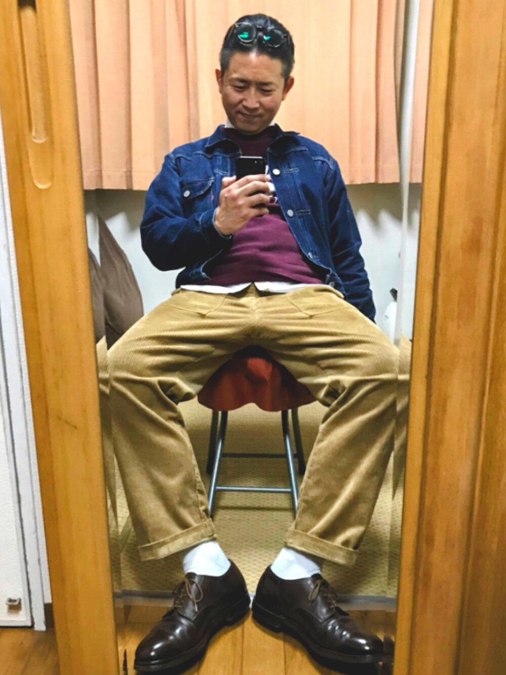 ブルー系のデニムジャケット、レッド系のスウェット、ホワイト系のシャツ/ブラウスを着用したメンズの春コーディネートの1枚目の写真