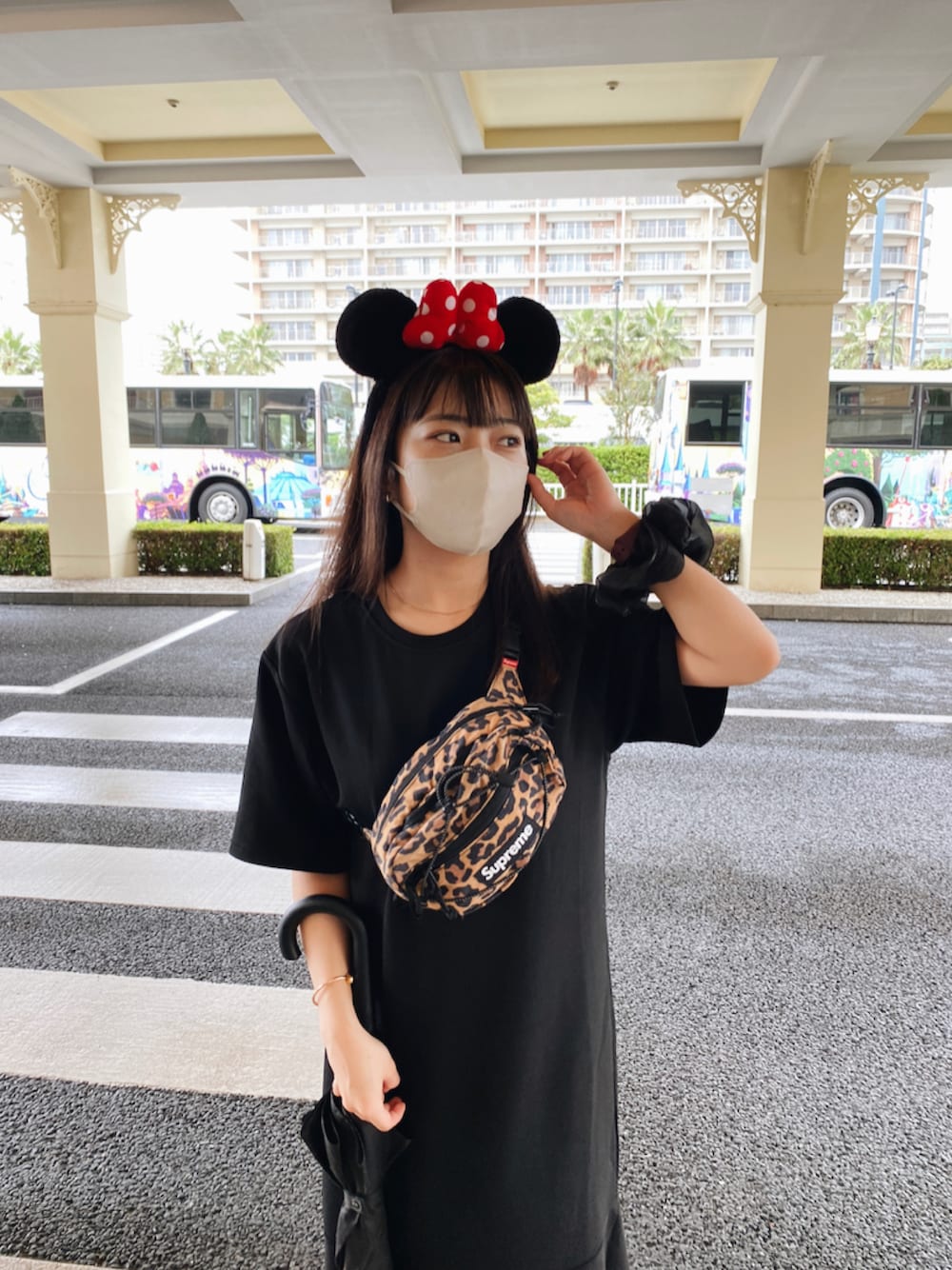 「disney、リラックススタイル、disneysea、ディズニーコーデ、ワンピース、AF1、シュプリーム、supreme、fifth、ウエストポーチ、ラブアンドピース2021、いいね、save、フォローお願いします🤑、ブラックコーデ」｜「Supreme のアイテム（ボディバッグ/ウエストポーチ、その他）」を使った、akiさん（レディース・155cm）の秋コーディネートの1枚目の写真