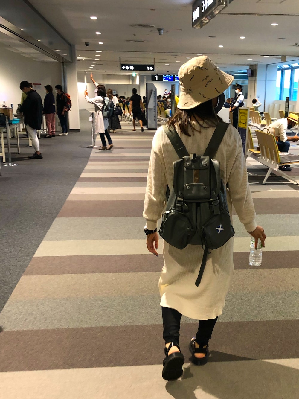 「カジュアル、旅行コーデ、シンプル」｜「Dr. MartensのDr.Martens /ドクターマーチン GRYPHON STRAP SANDAL/グリフォン レザーストラップサンダル (UNISEX size)（サンダル、ブラック系）」を使った、ありやすさん（レディース・157cm）の夏コーディネートの1枚目の写真