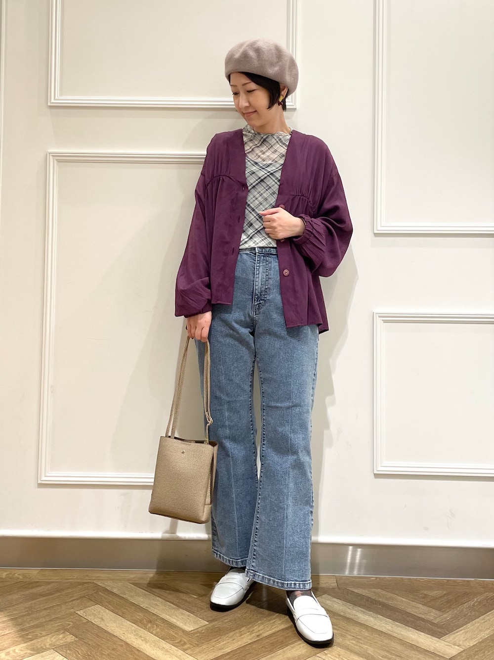 パープル系のカーディガン/ボレロ、グレー系のTシャツ/カットソー、ブルー系のデニムパンツを着用したレディースの秋コーディネートの1枚目の写真