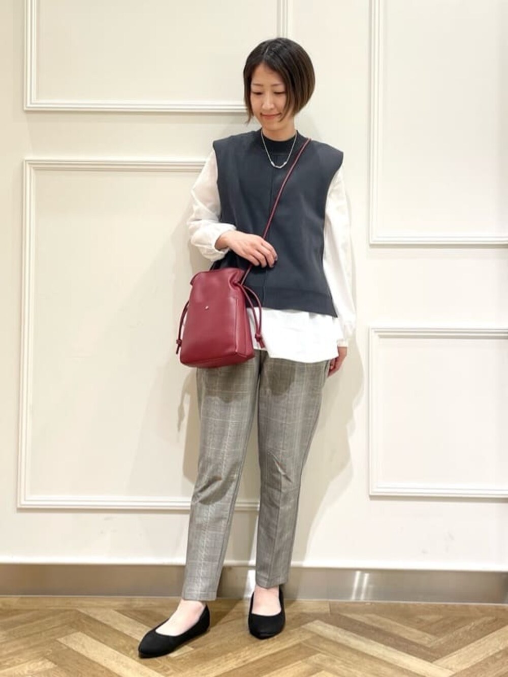 ブラック系のニット/セーター、グレー系のその他パンツ、ブラック系のその他シューズを着用したレディースの秋コーディネートの1枚目の写真