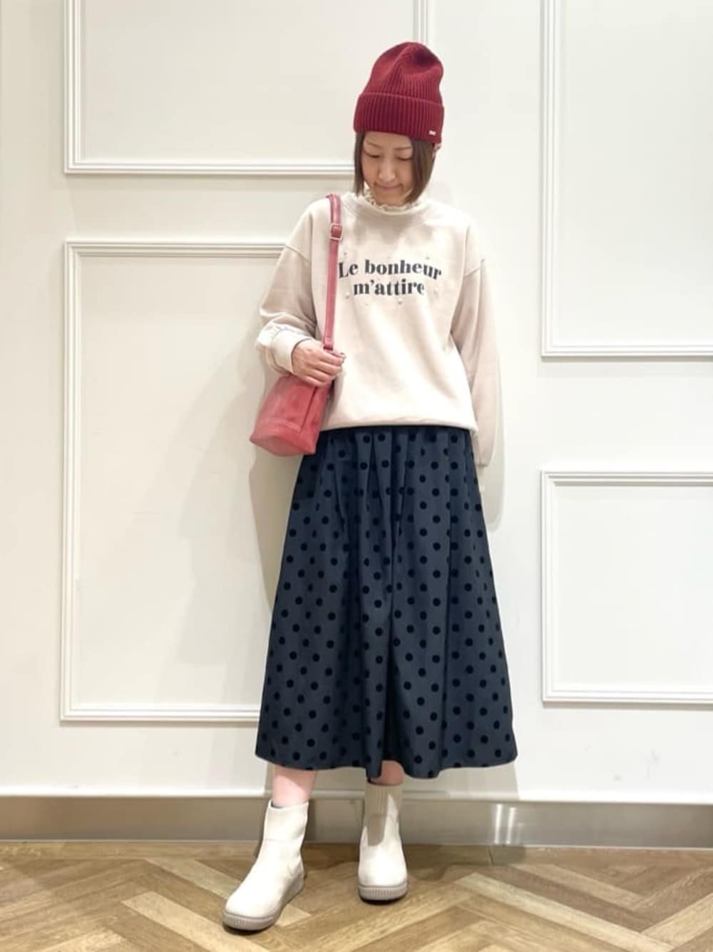 ベージュ系のTシャツ/カットソー、ホワイト系のTシャツ/カットソーを着用したレディースの冬コーディネートの1枚目の写真