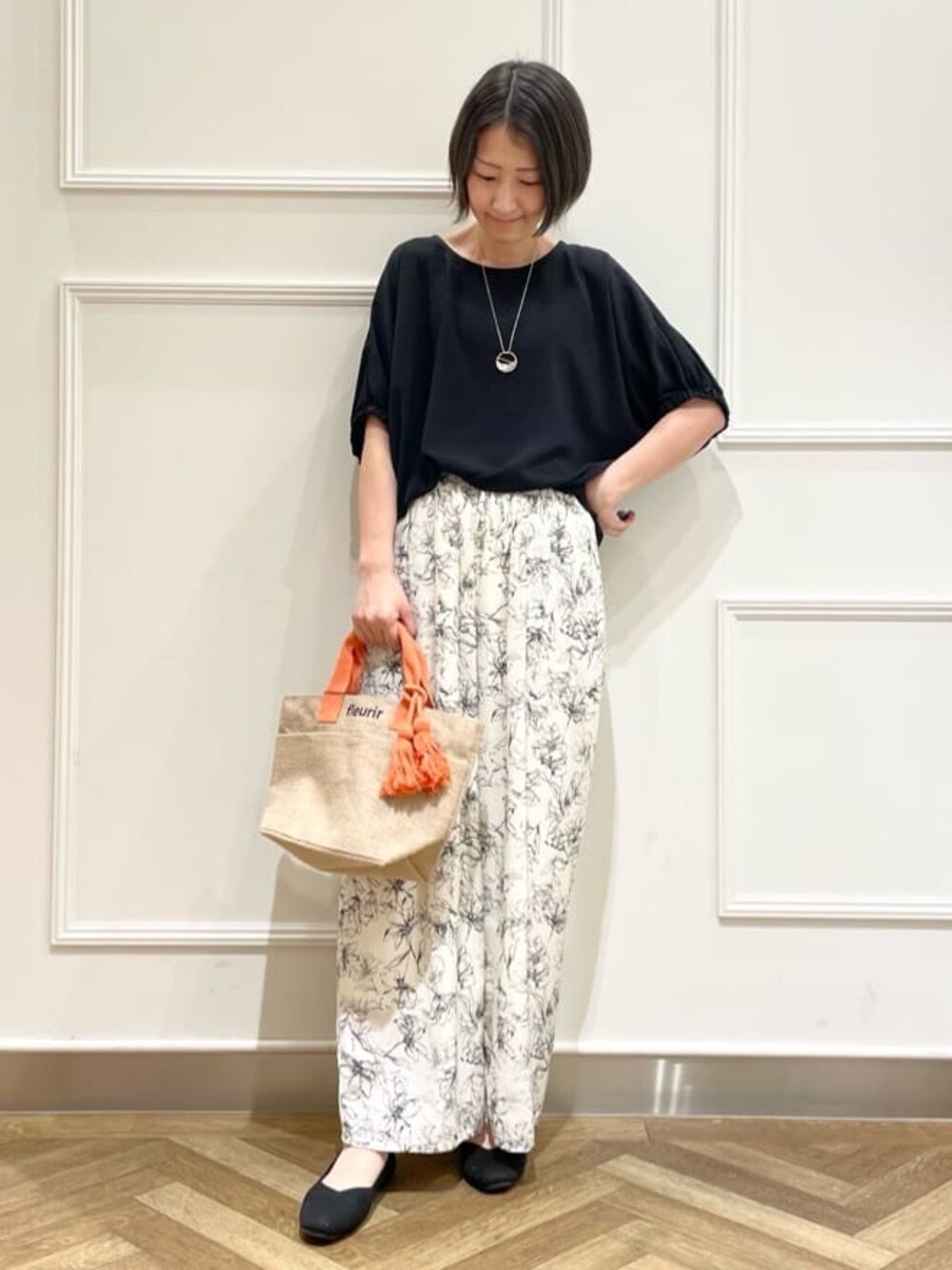 ブラック系のシャツ/ブラウス、ベージュ系のその他パンツ、シルバー系のその他シューズを着用したレディースの夏コーディネートの1枚目の写真