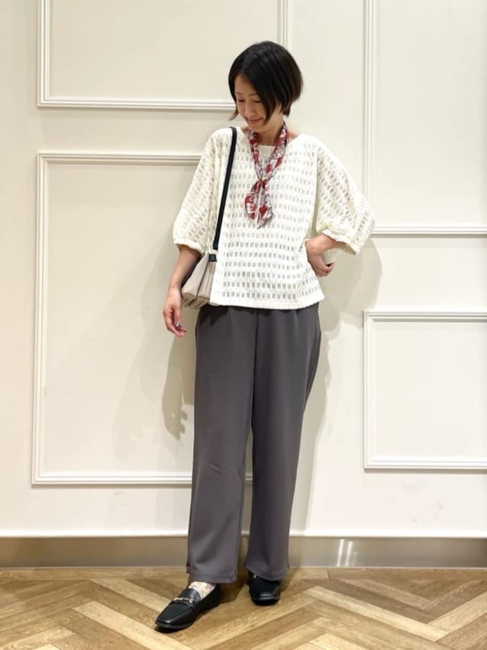 ホワイト系のTシャツ/カットソー、グレー系のその他パンツ、ブラック系のその他シューズを着用したレディースの秋コーディネートの1枚目の写真