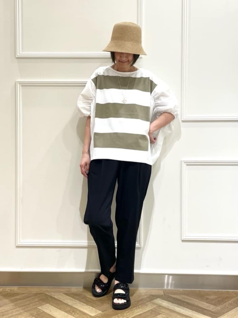 グリーン系のTシャツ/カットソー、ホワイト系のTシャツ/カットソー、ブラック系のその他パンツを着用したレディースの夏コーディネートの1枚目の写真