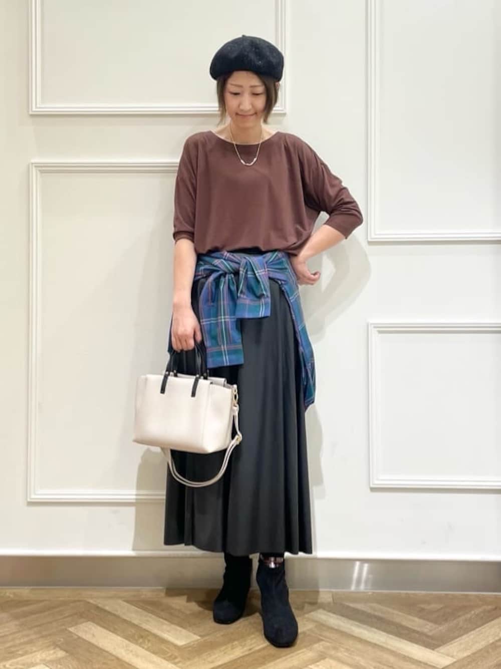 ブラウン系のTシャツ/カットソー、グリーン系のシャツ/ブラウス、ブラック系のスカートを着用したレディースの秋コーディネートの1枚目の写真