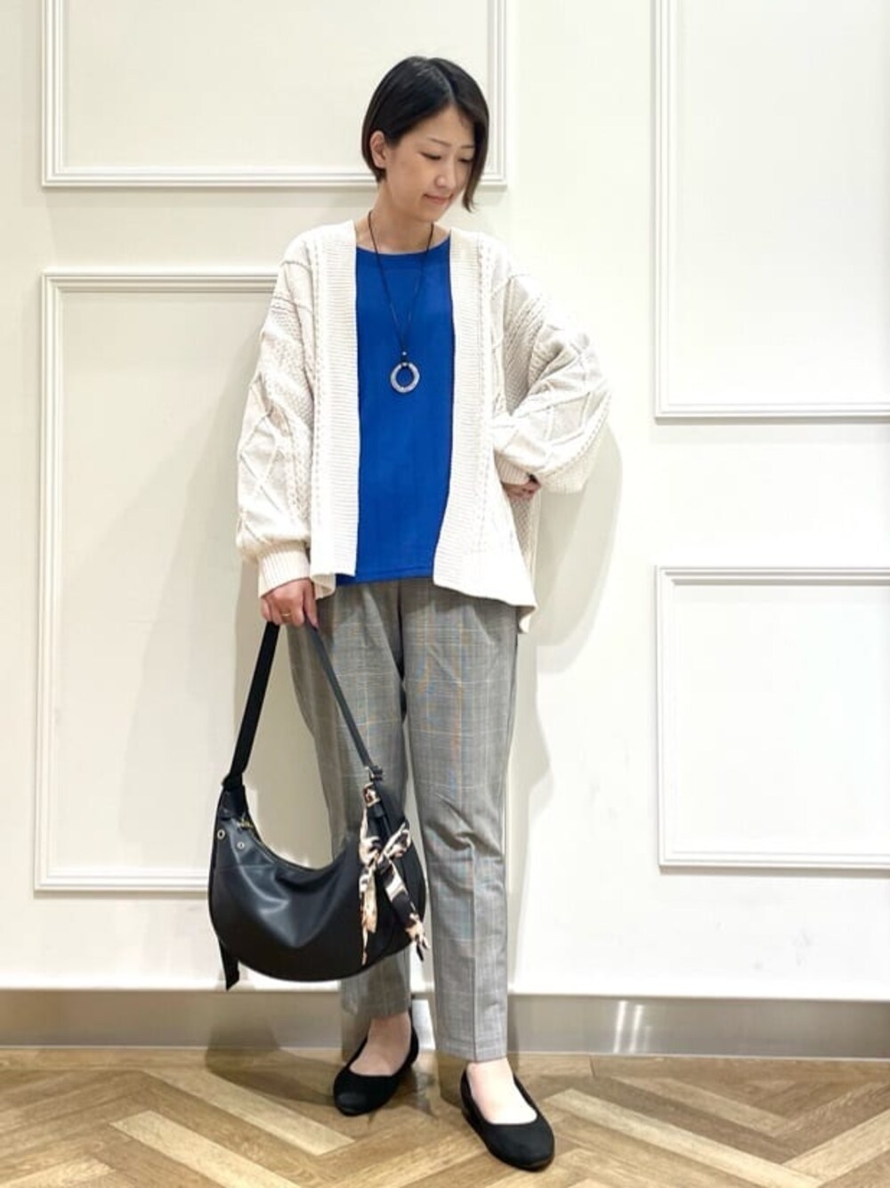 ホワイト系のカーディガン/ボレロ、ブルー系のTシャツ/カットソー、グレー系のその他パンツを着用したレディースの秋コーディネートの1枚目の写真